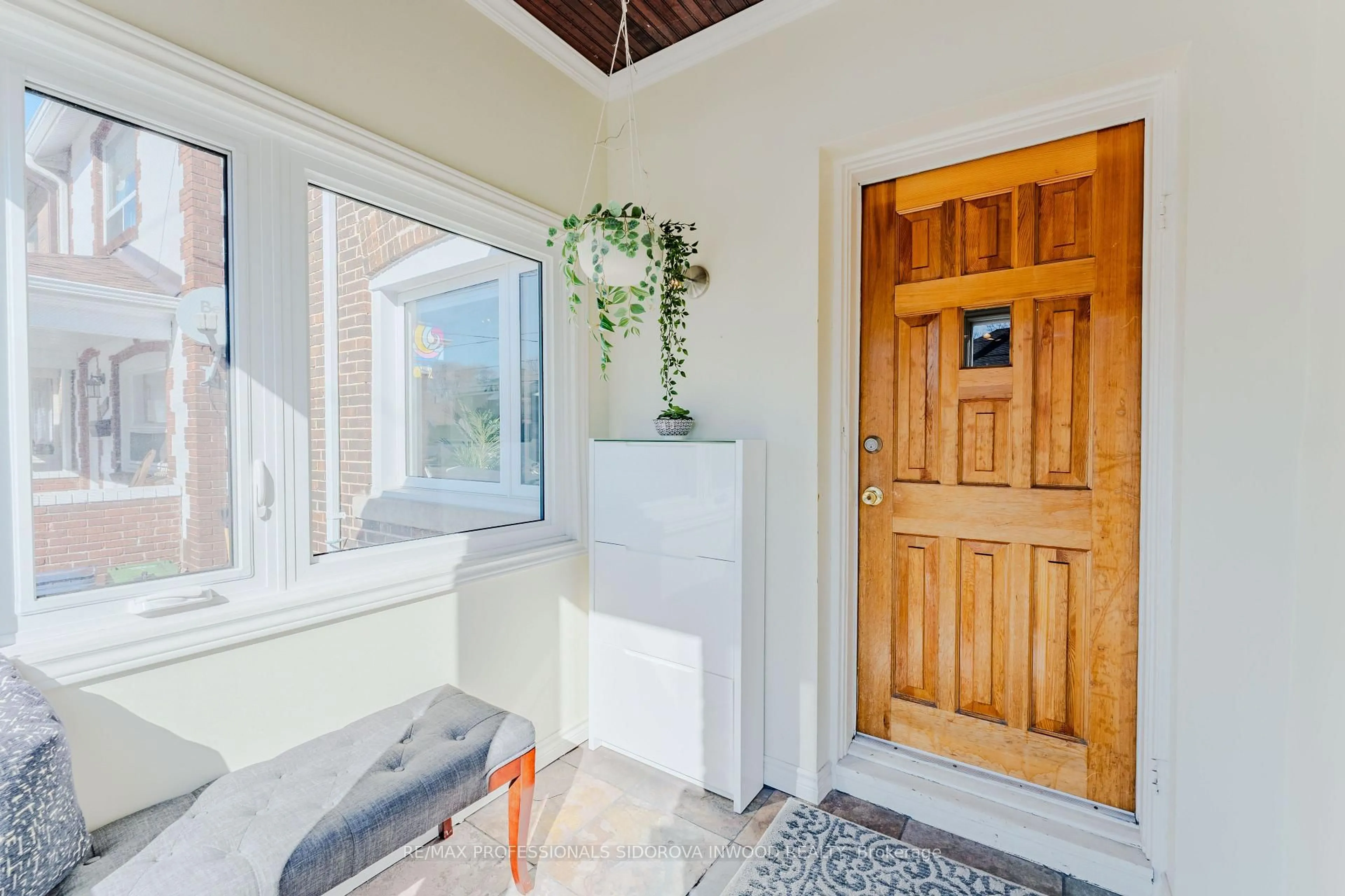 Indoor entryway for 477 Jane St, Toronto Ontario M6S 4A1