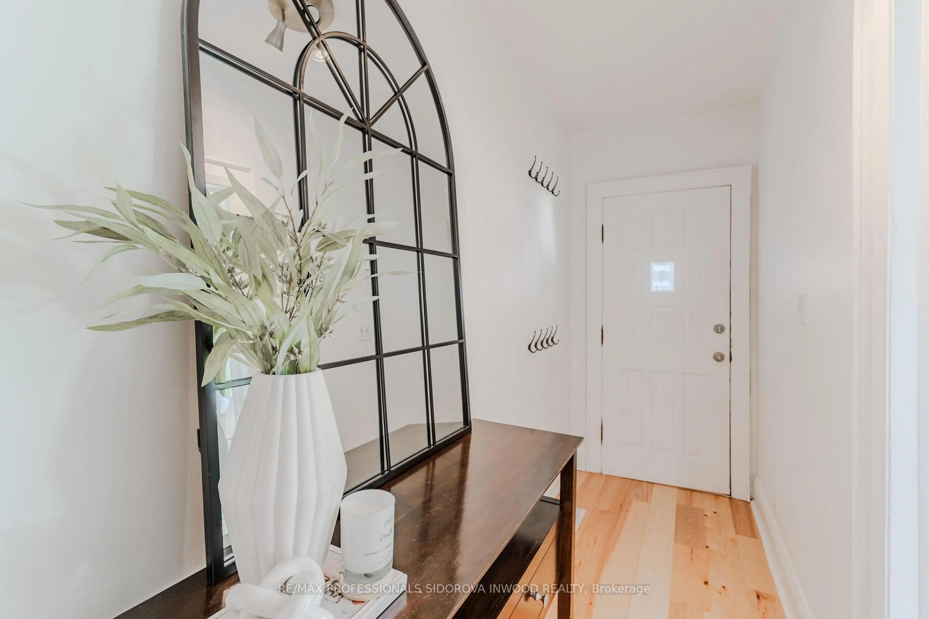 Indoor entryway for 477 Jane St, Toronto Ontario M6S 4A1