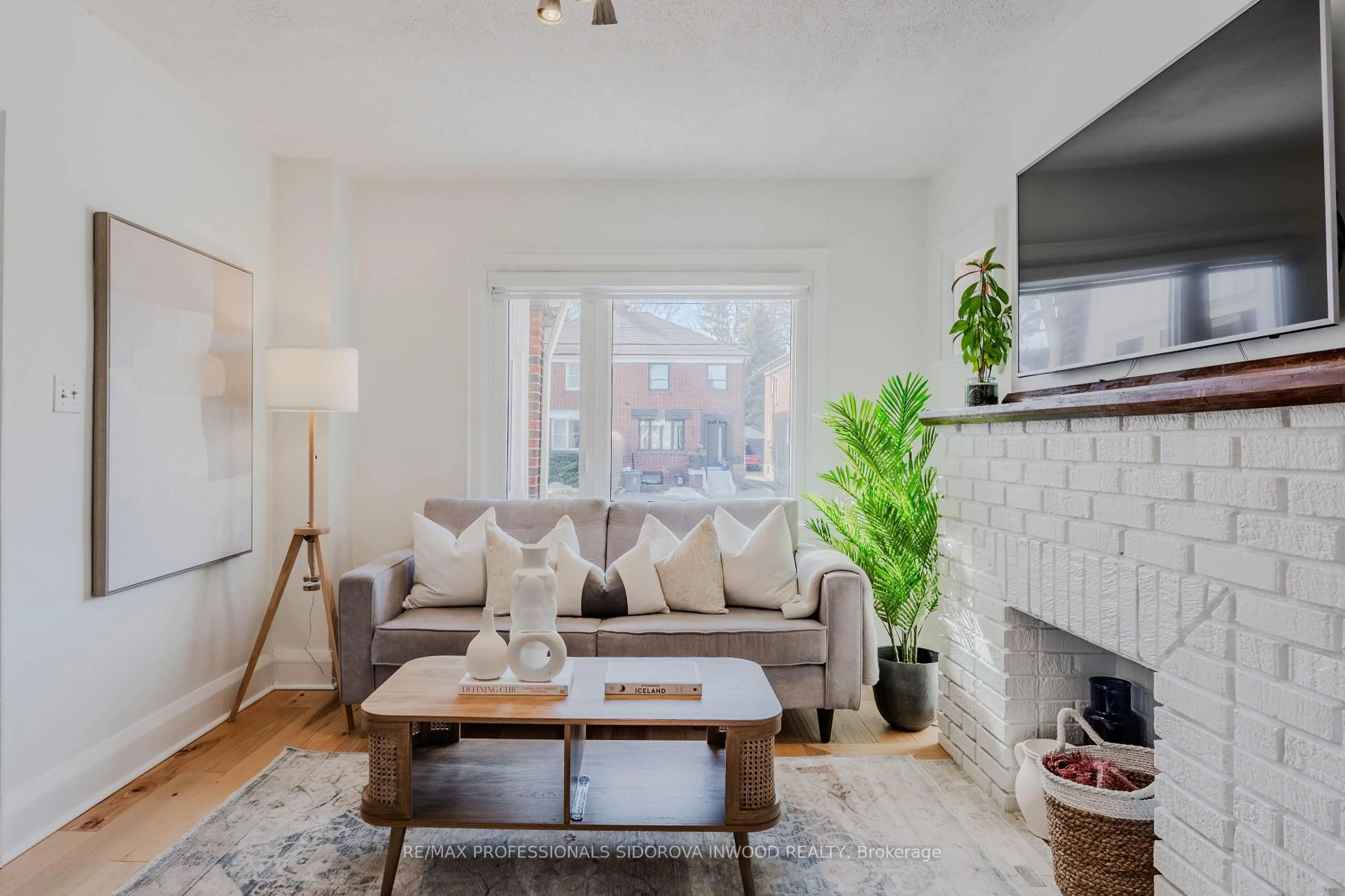 Living room with furniture, unknown for 477 Jane St, Toronto Ontario M6S 4A1