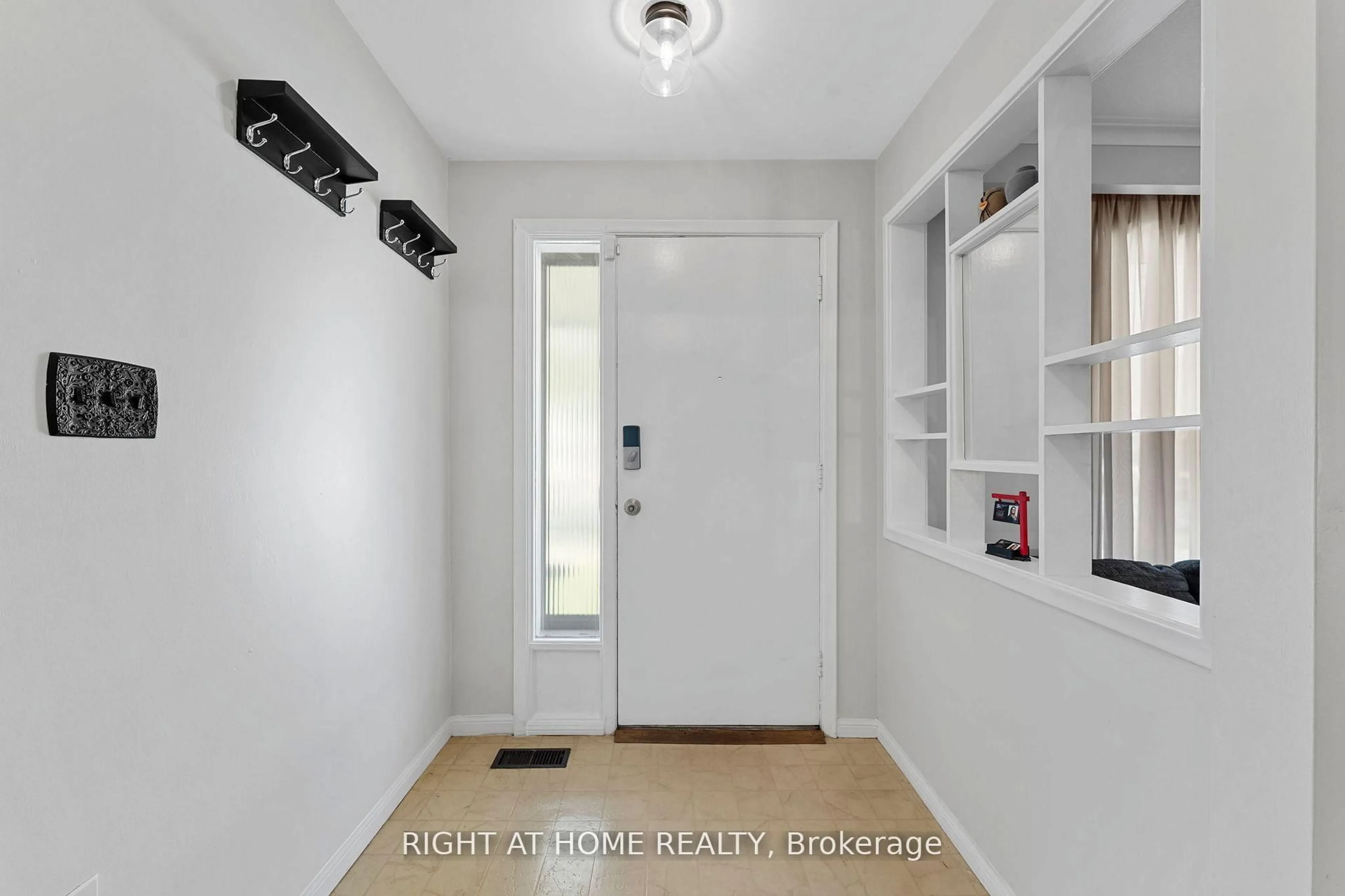 Indoor entryway for 19 Dunsany Cres, Toronto Ontario M9R 3W7