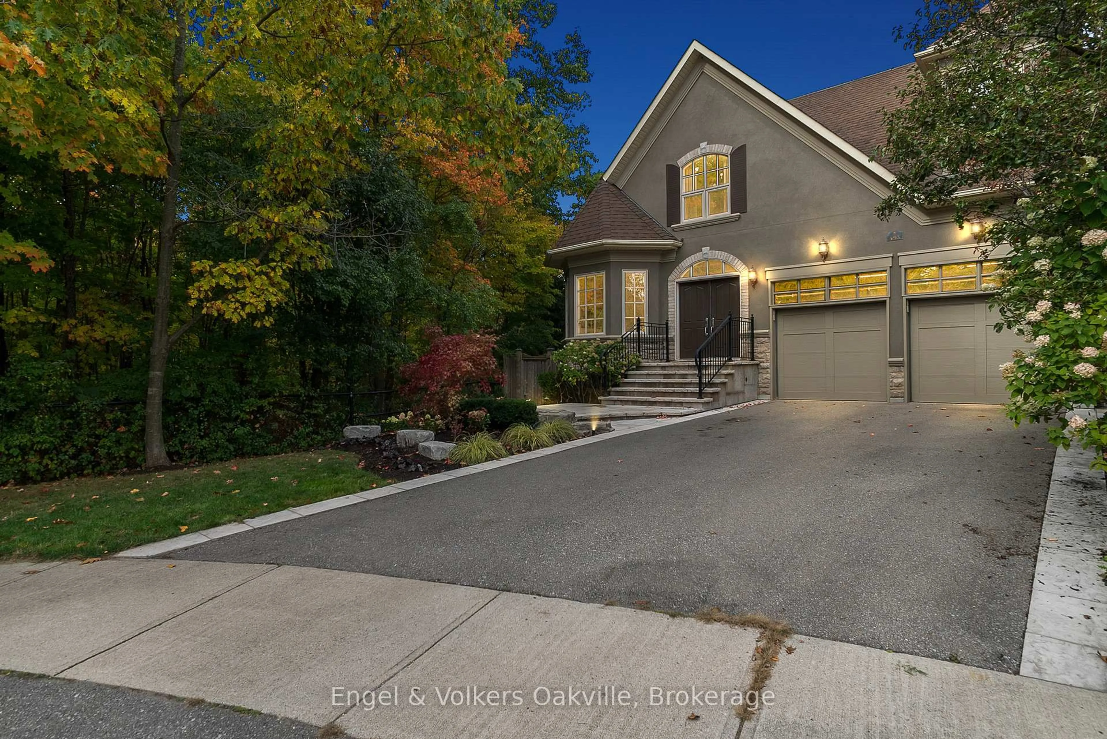 A pic from outside/outdoor area/front of a property/back of a property/a pic from drone, street for 493 Berkley Crt, Oakville Ontario L6H 6Y9