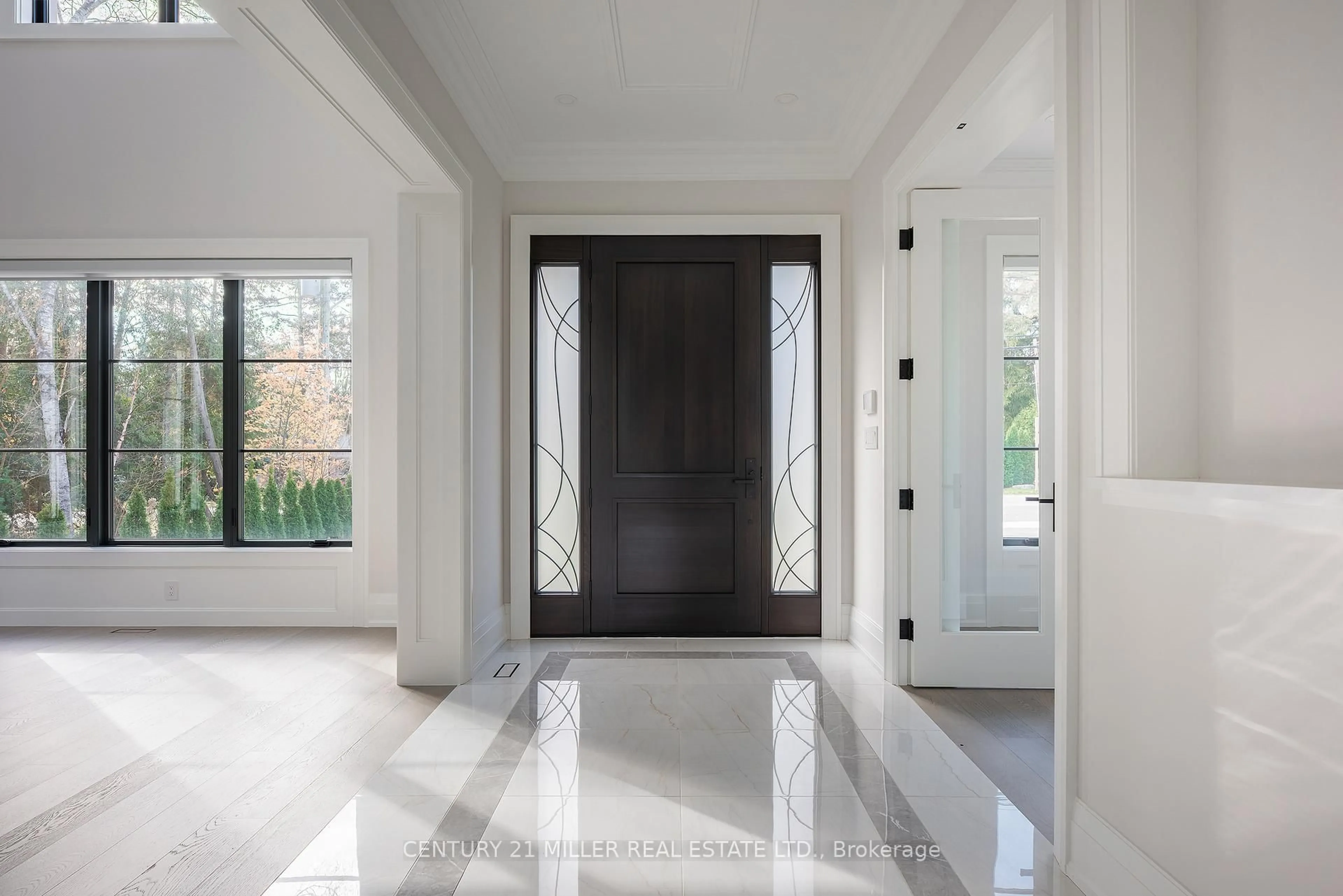 Indoor entryway for 481 Chartwell Rd, Oakville Ontario L6J 4A6