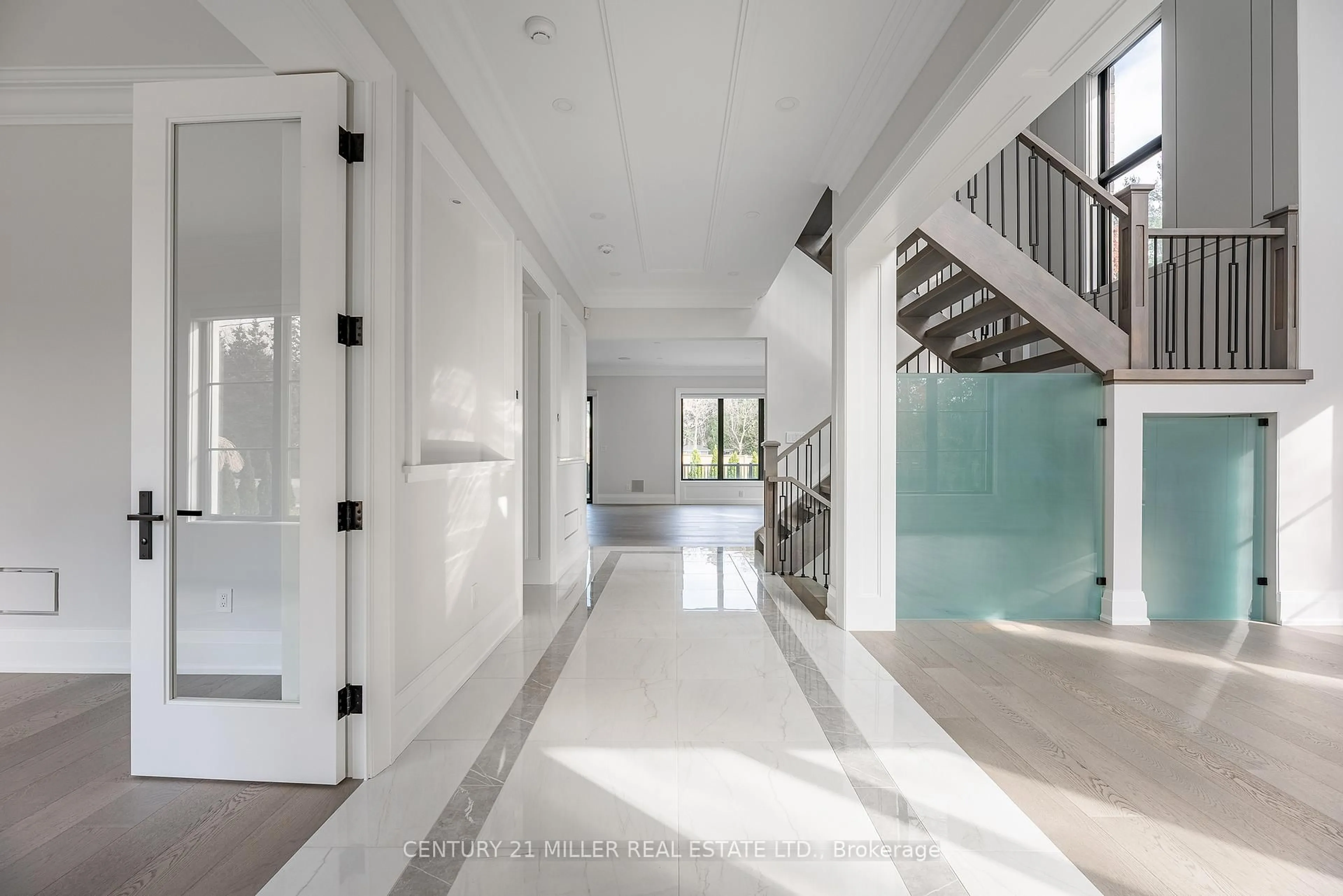 Indoor entryway for 481 Chartwell Rd, Oakville Ontario L6J 4A6