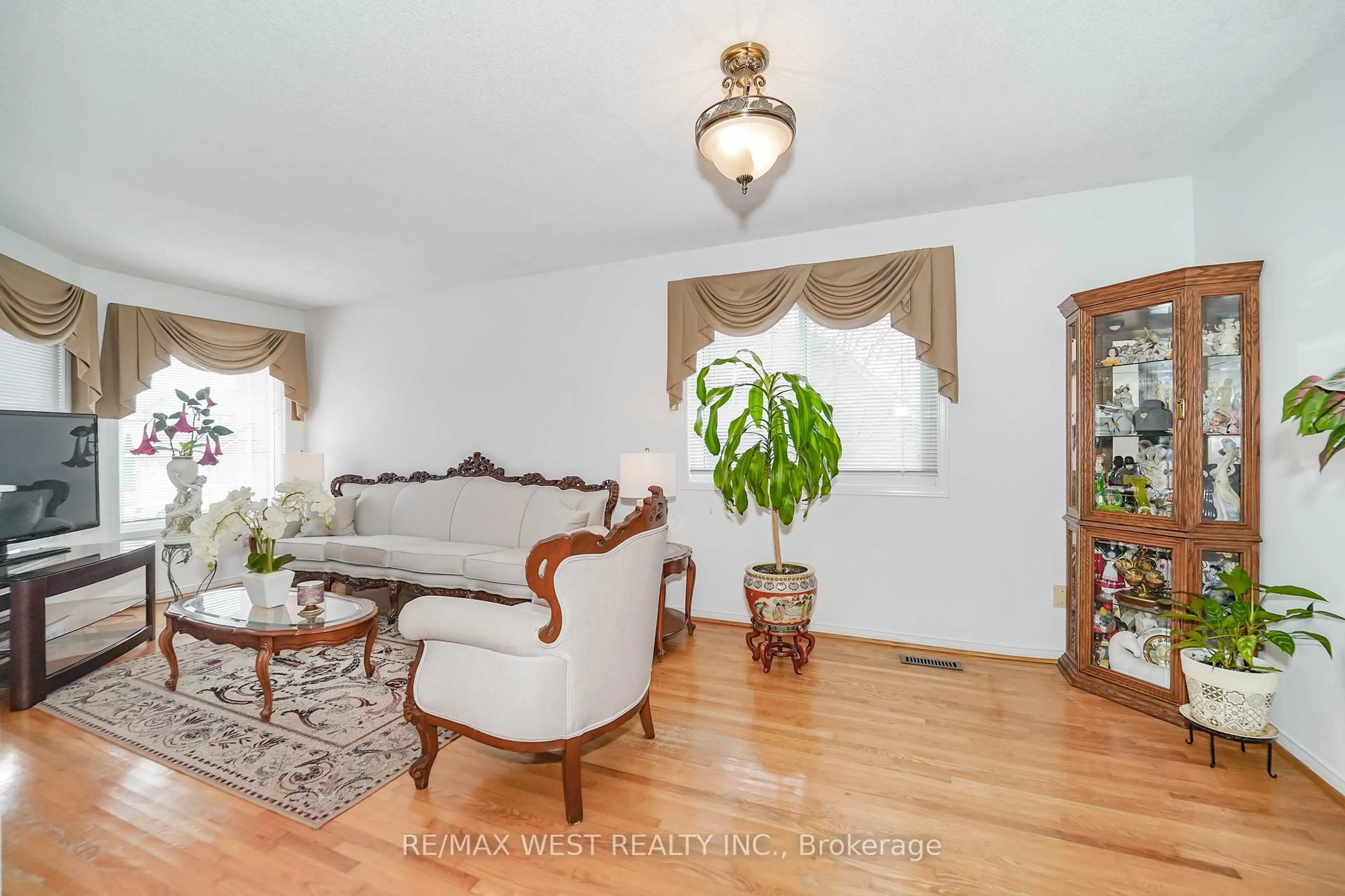Living room with furniture, wood/laminate floor for 5581 Wheatland Crt, Mississauga Ontario L5V 2E4