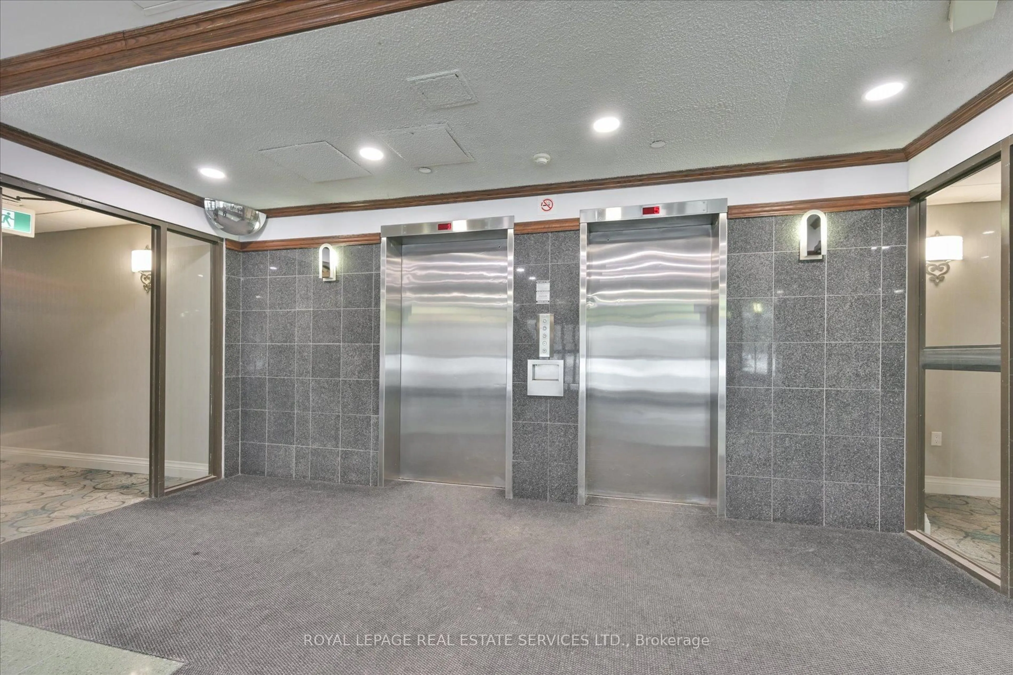 Indoor foyer for 355 Rathburn Rd #801, Mississauga Ontario L4Z 1H4
