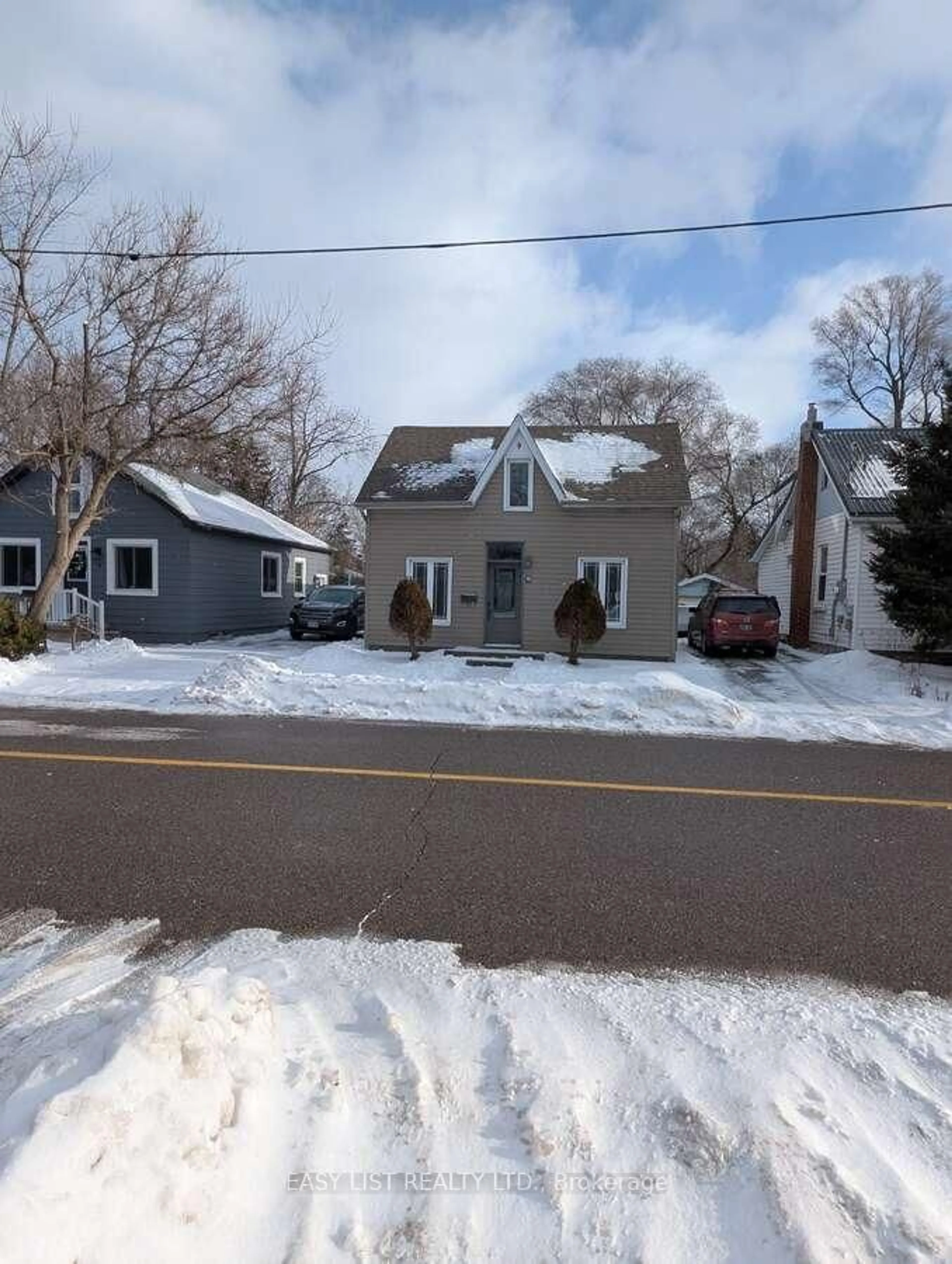 A pic from outside/outdoor area/front of a property/back of a property/a pic from drone, street for 9 Jessie St, Brampton Ontario L6Y 1L3