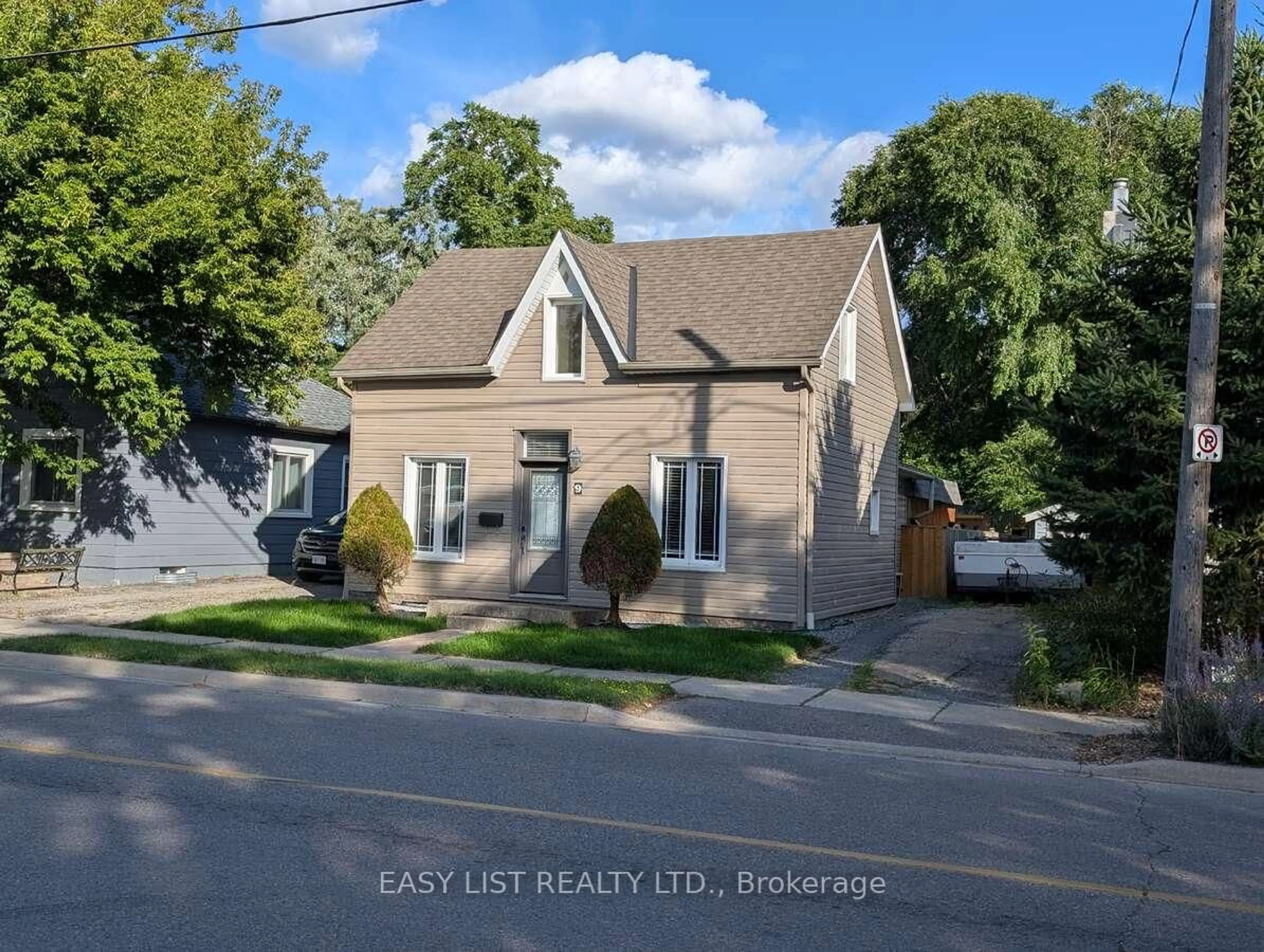 A pic from outside/outdoor area/front of a property/back of a property/a pic from drone, street for 9 Jessie St, Brampton Ontario L6Y 1L3