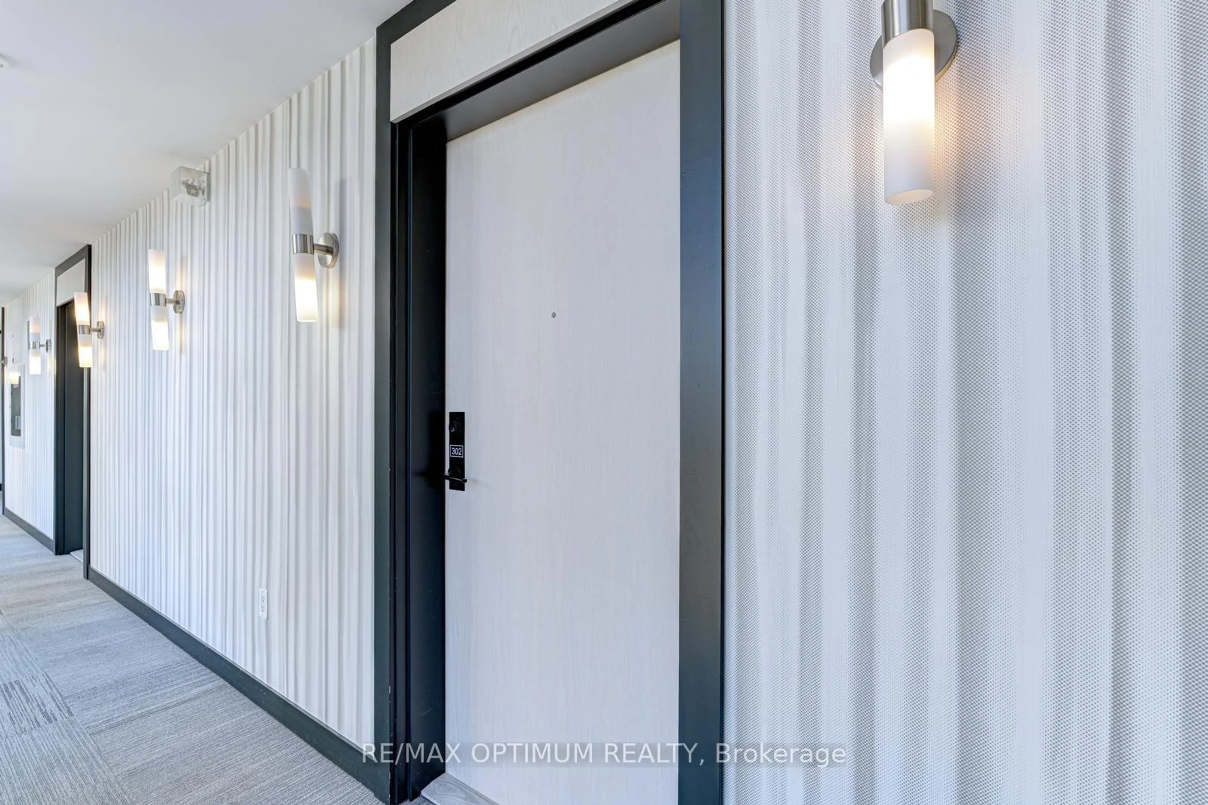 Indoor entryway for 168 Sabina Dr #212, Oakville Ontario L6H 0W5