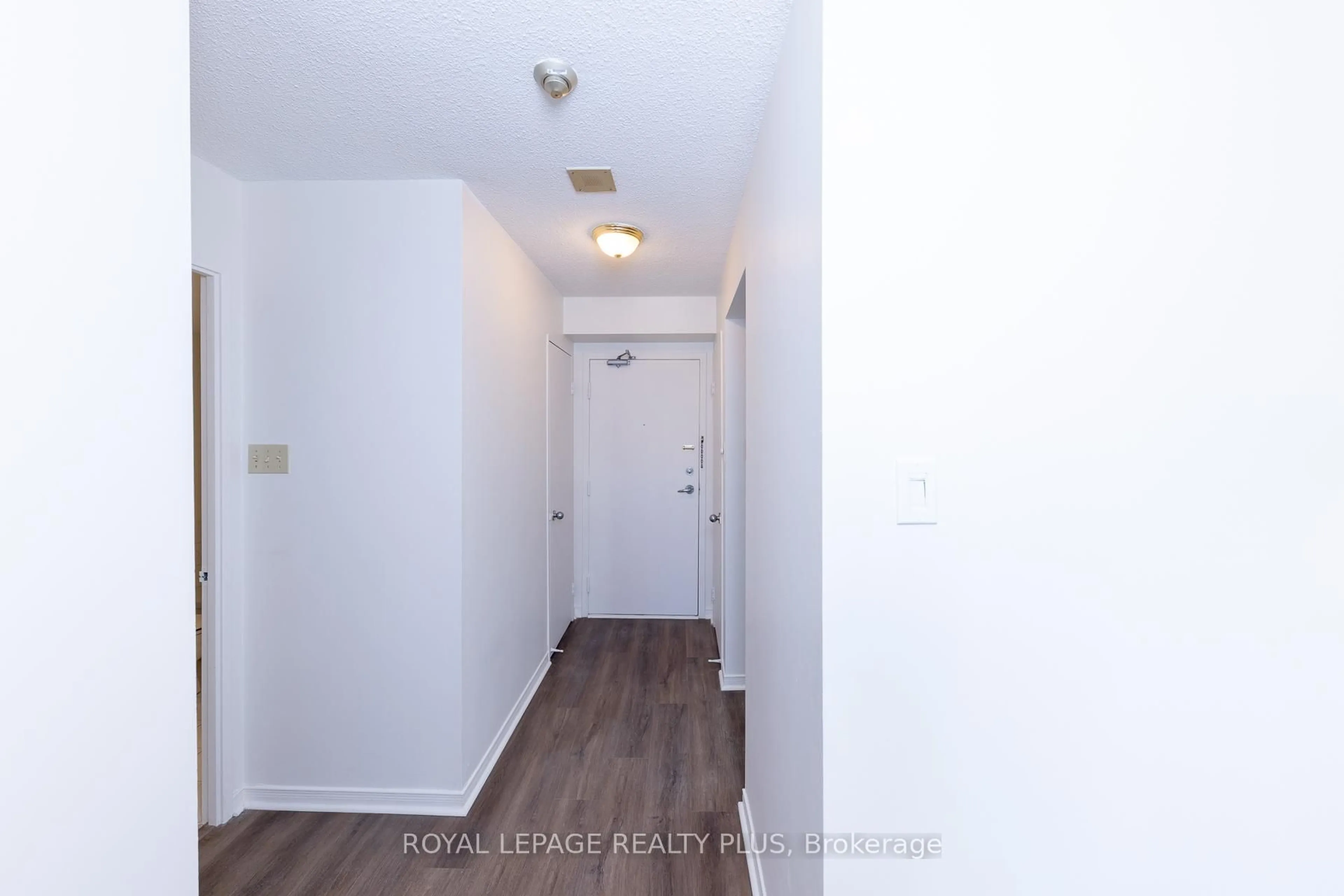 Indoor entryway for 75 King St #607, Mississauga Ontario L5A 4G5