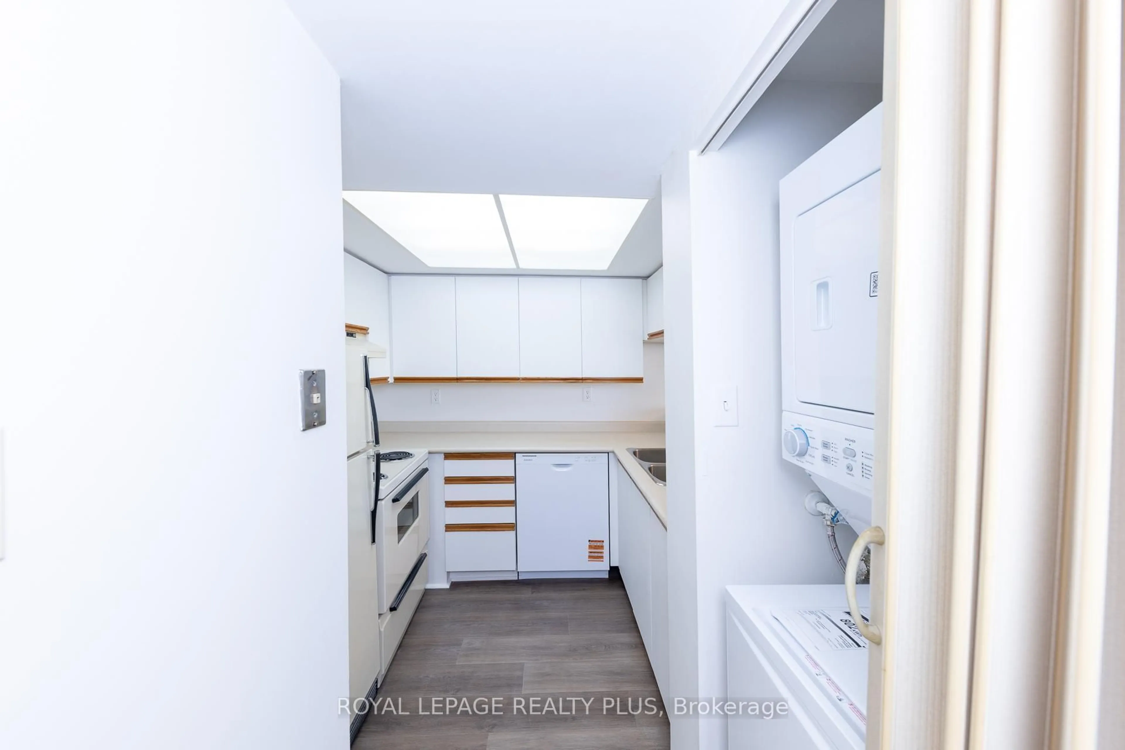 Laundry room for 75 King St #607, Mississauga Ontario L5A 4G5
