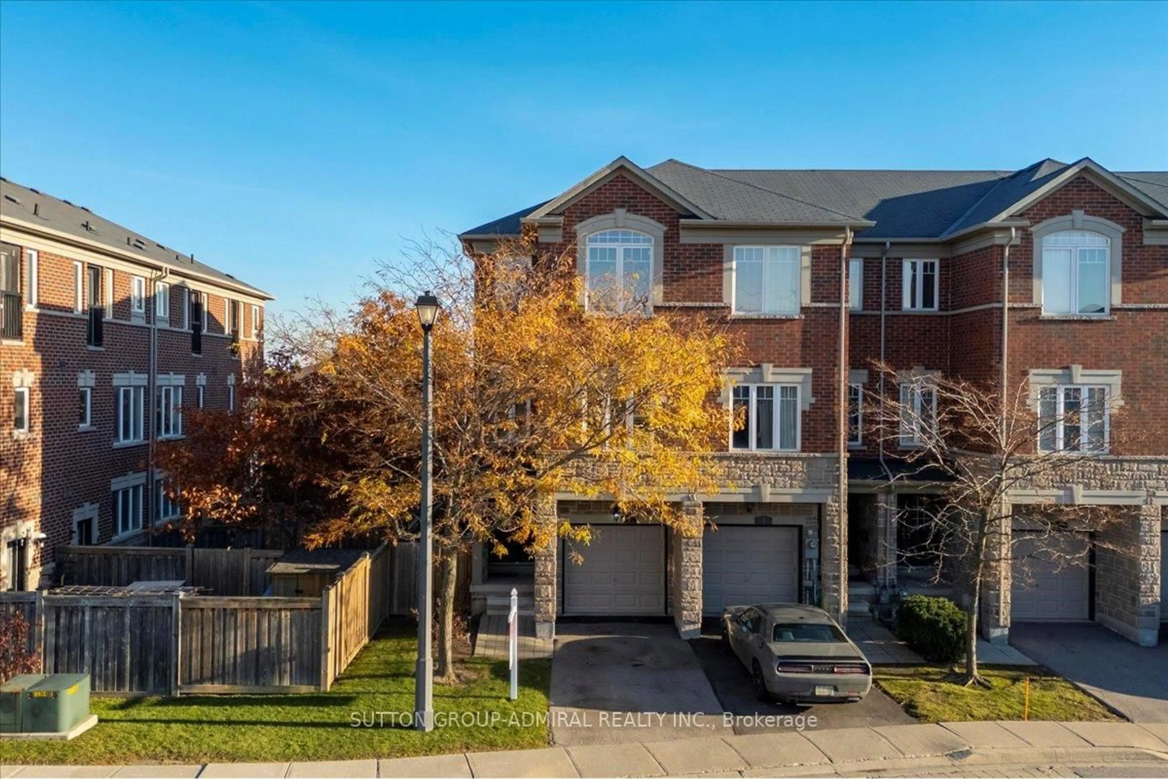 A pic from outside/outdoor area/front of a property/back of a property/a pic from drone, street for 2600 GLENGARRY Rd #1, Mississauga Ontario L5C 0A2