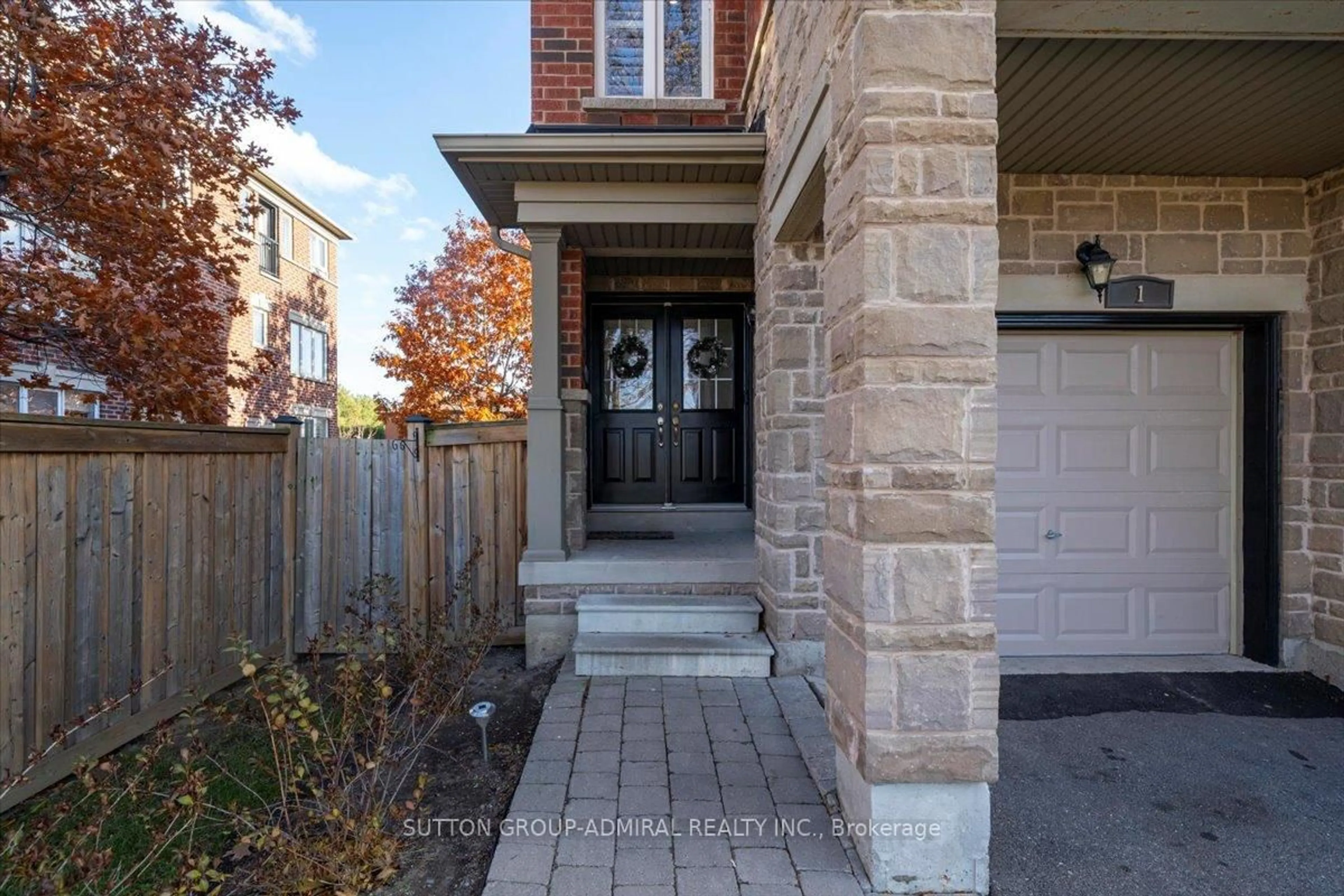 Home with brick exterior material, street for 2600 GLENGARRY Rd #1, Mississauga Ontario L5C 0A2