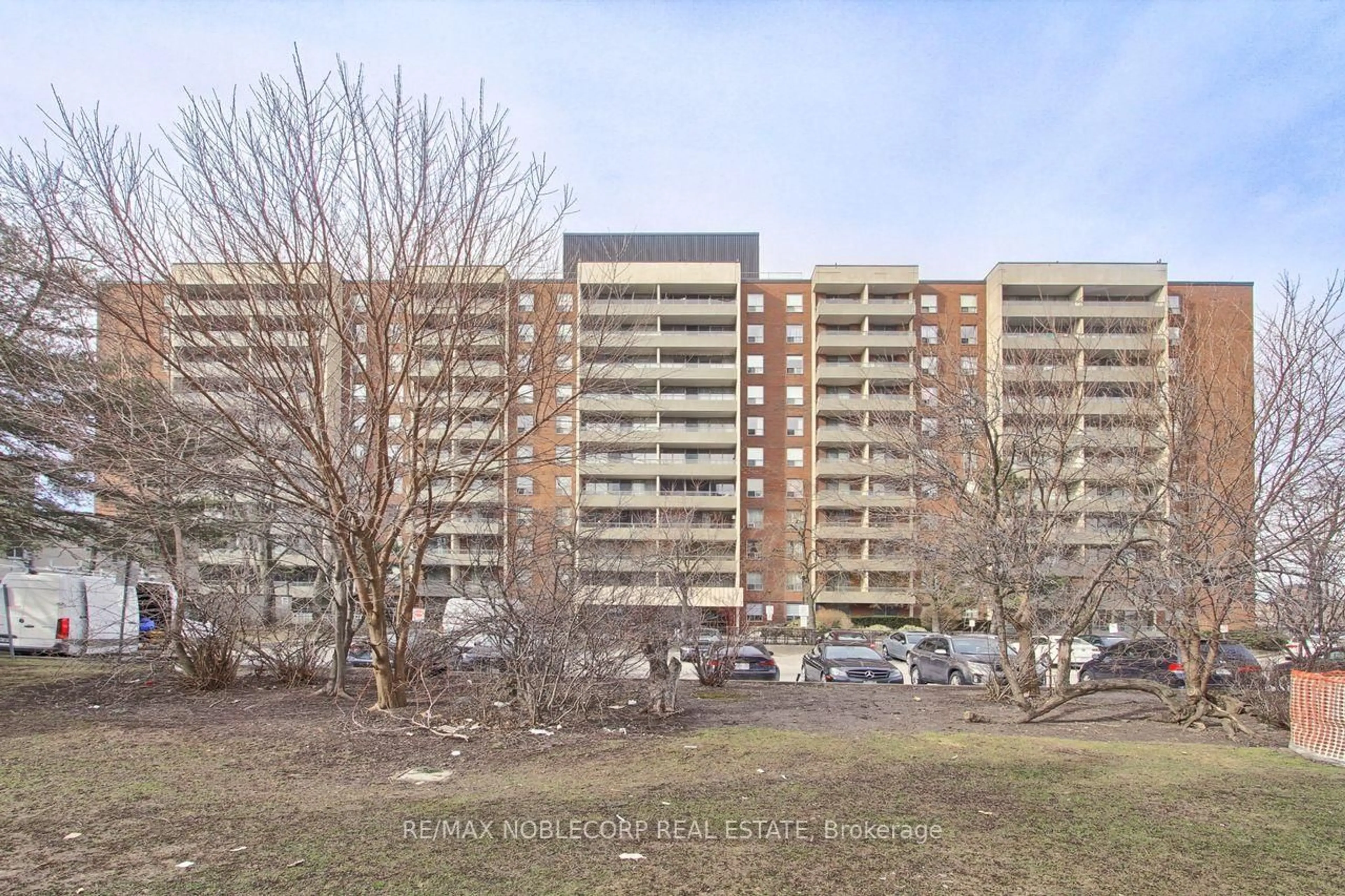 A pic from outside/outdoor area/front of a property/back of a property/a pic from drone, unknown for 19 Four Winds Dr #810, Toronto Ontario M3J 2S9