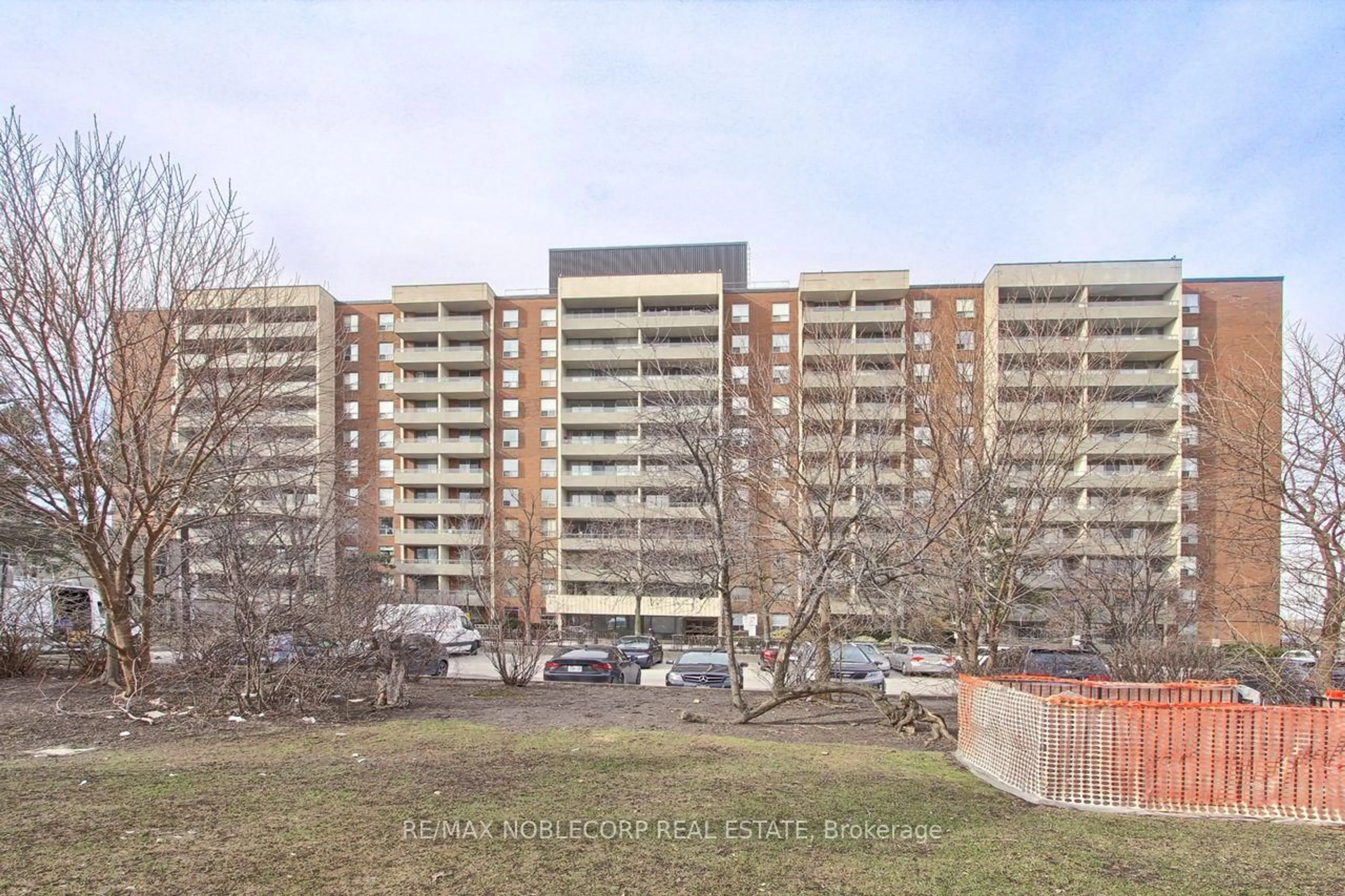 A pic from outside/outdoor area/front of a property/back of a property/a pic from drone, unknown for 19 Four Winds Dr #810, Toronto Ontario M3J 2S9