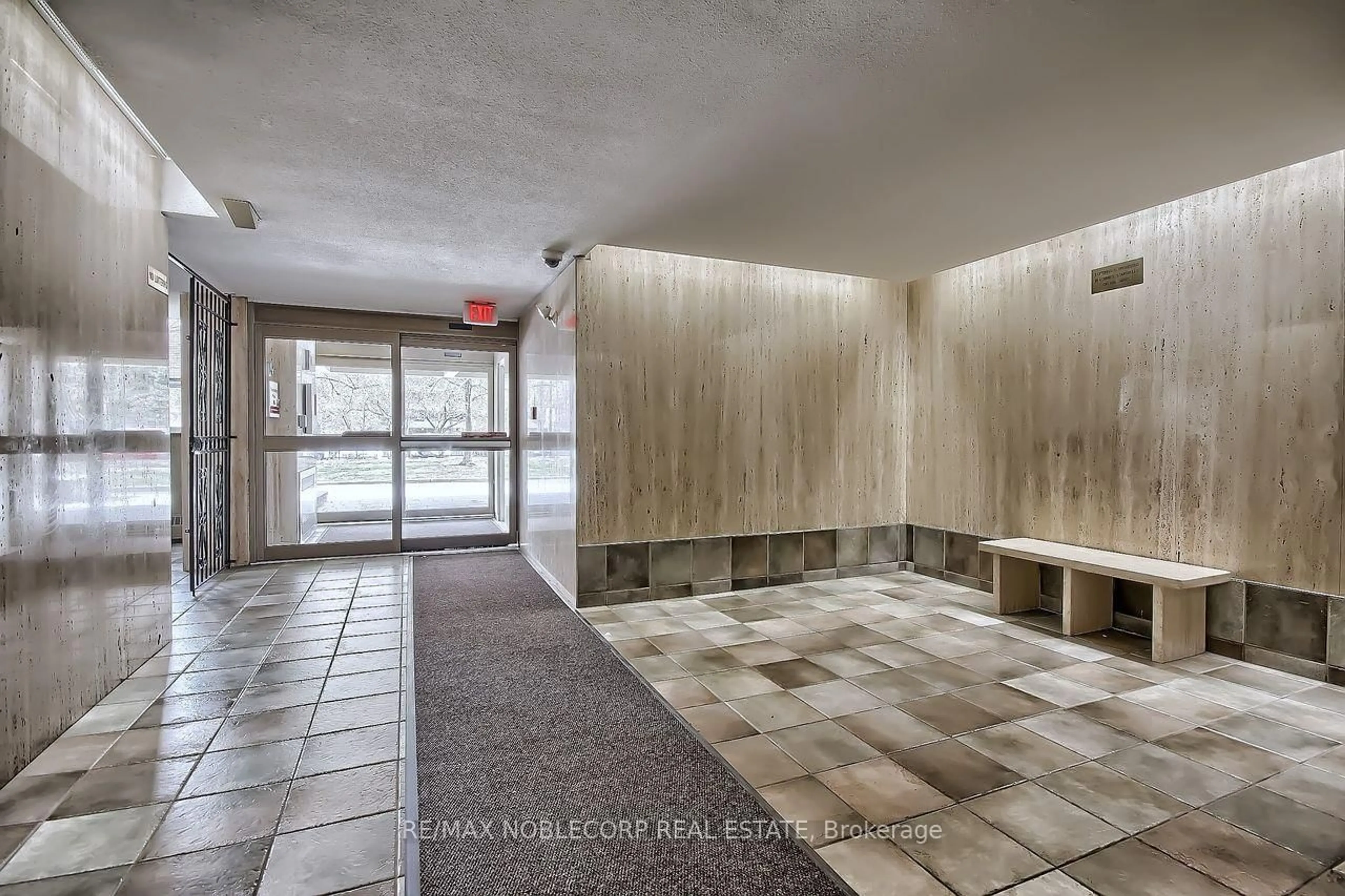 Indoor foyer for 19 Four Winds Dr #810, Toronto Ontario M3J 2S9