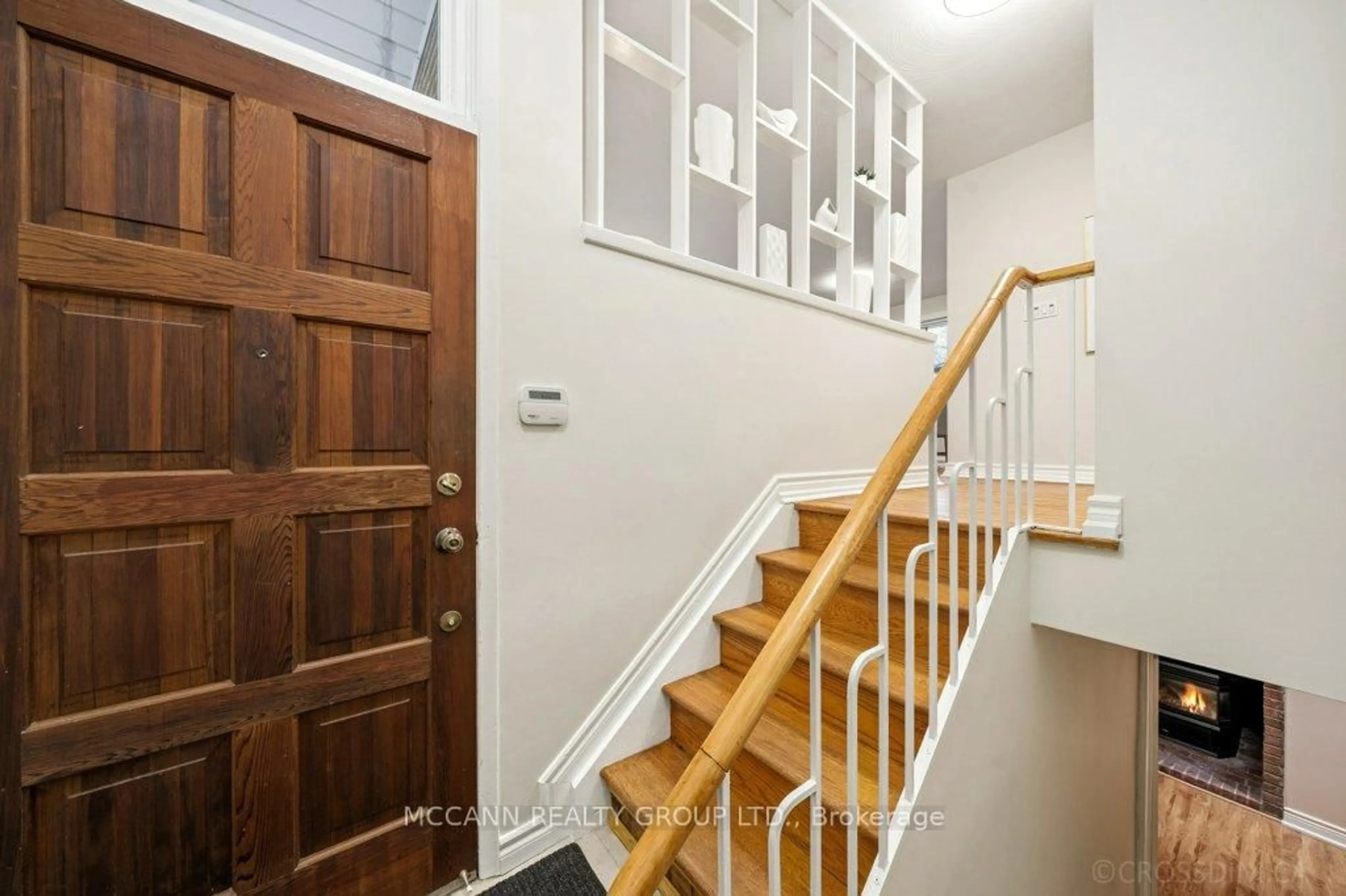 Indoor entryway for 121 Wincott Dr, Toronto Ontario M9R 2P5