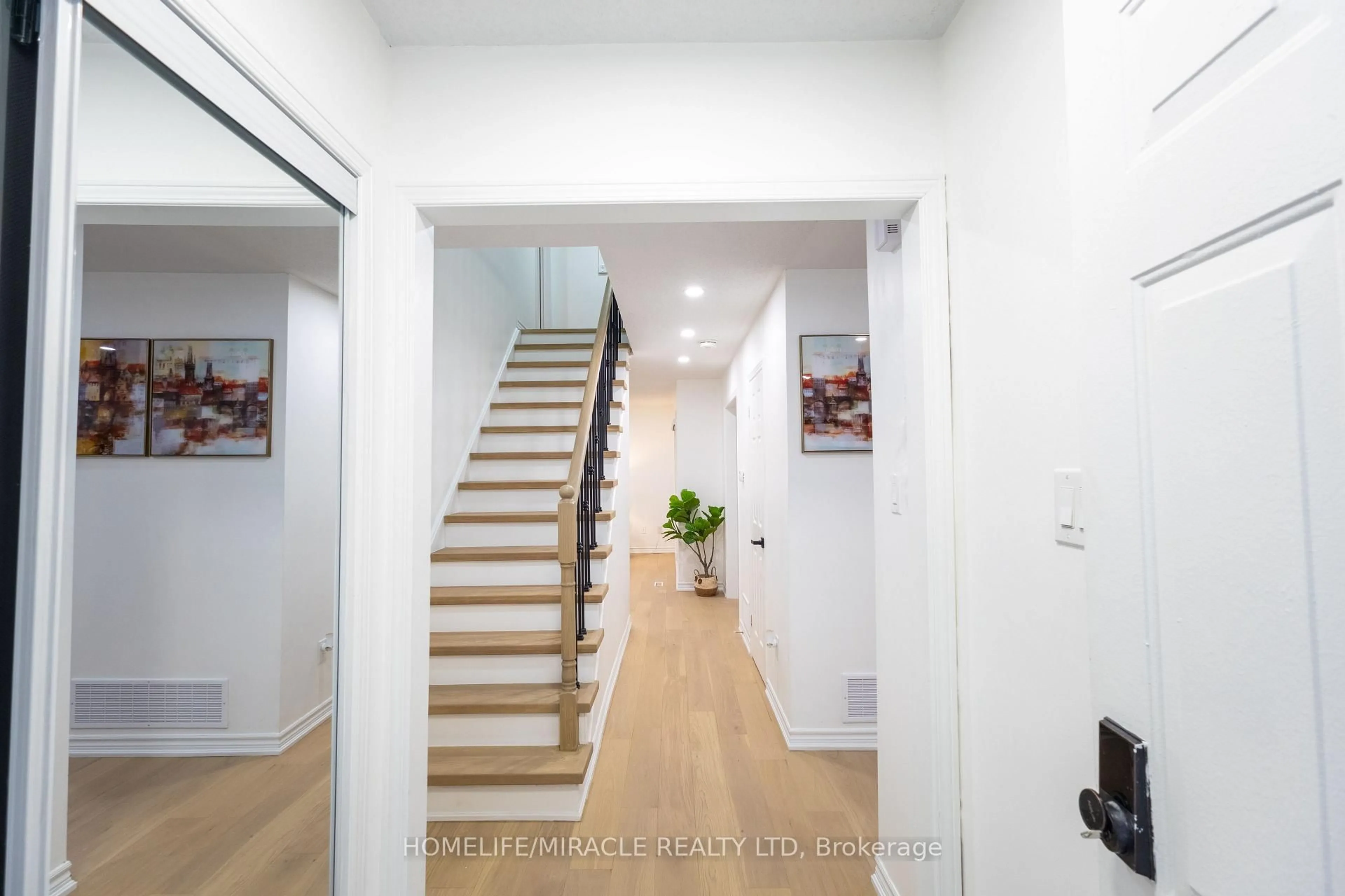 Indoor foyer for 2 Santa Anita Crt, Brampton Ontario L6Y 4P8