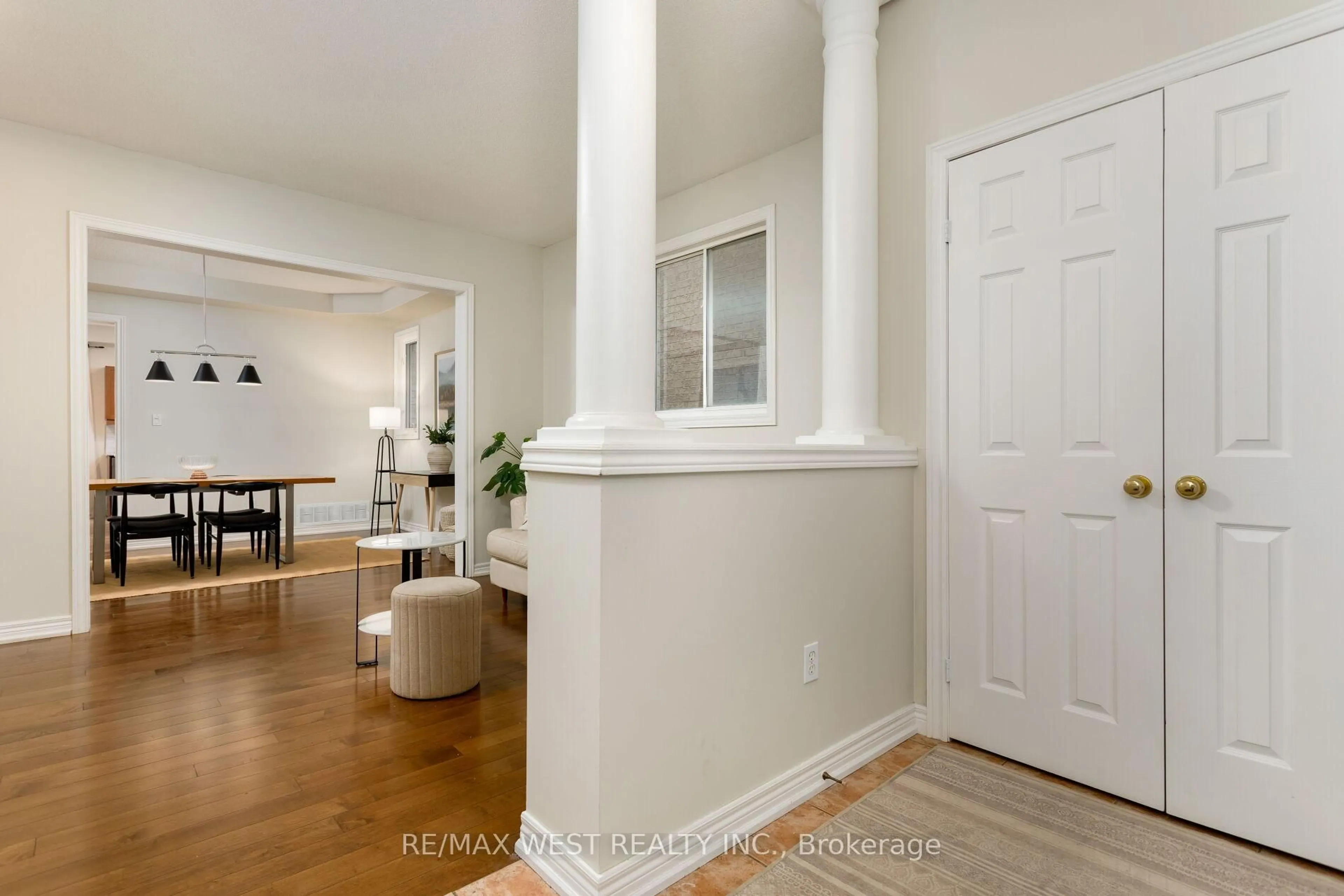 Indoor entryway for 2240 Osprey Lane, Oakville Ontario L6M 3Z8