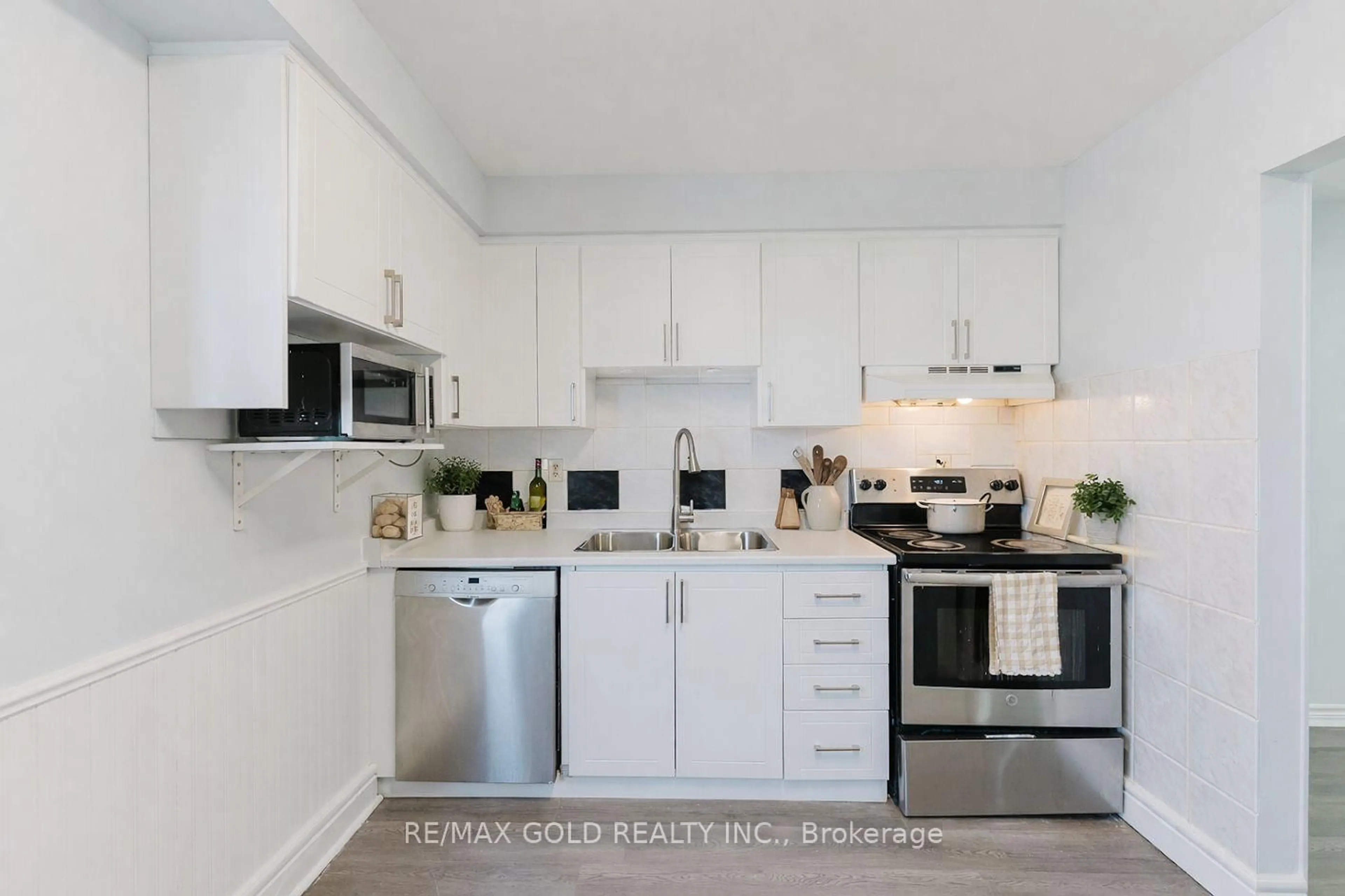 Open concept kitchen, unknown for 16 Crawford Dr, Brampton Ontario L6V 2C7