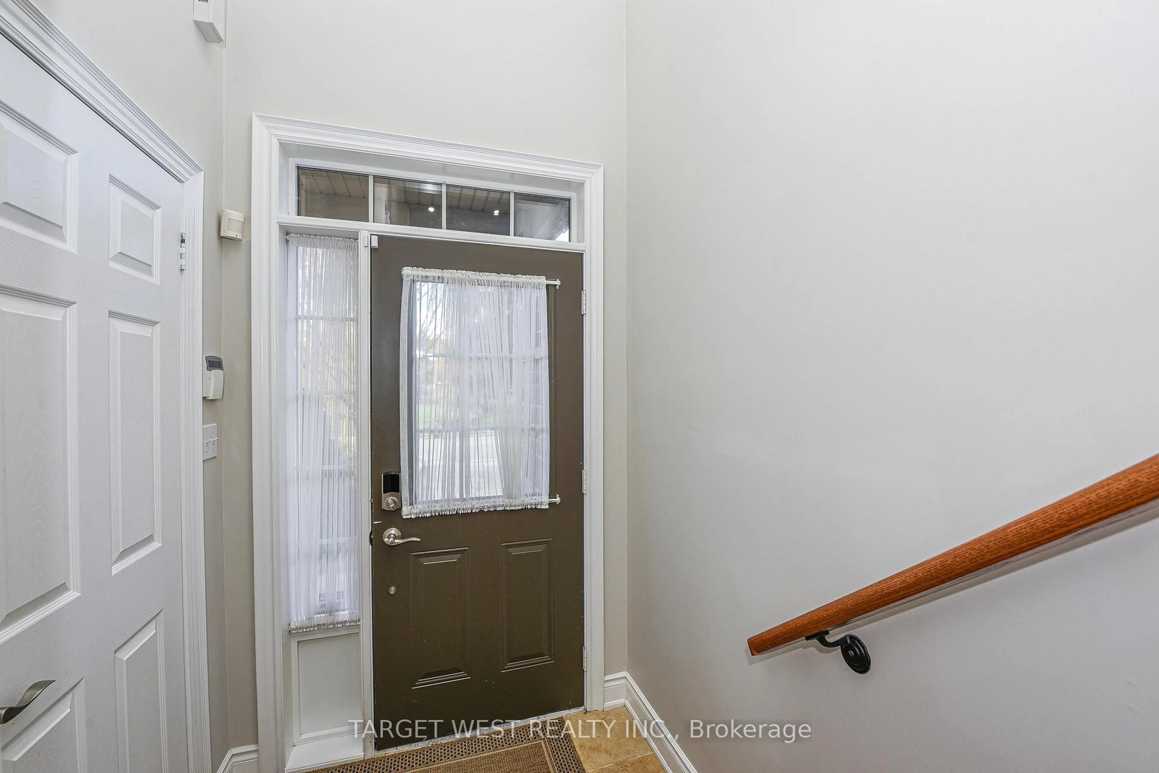 Indoor entryway for 87 Park St, Mississauga Ontario L5H 1L2