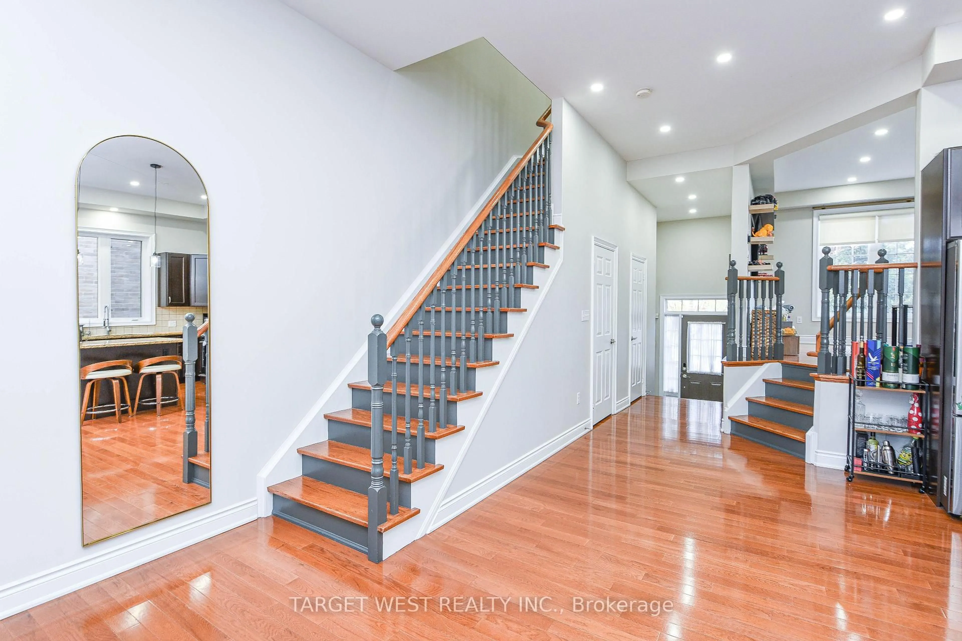 Indoor foyer for 87 Park St, Mississauga Ontario L5H 1L2