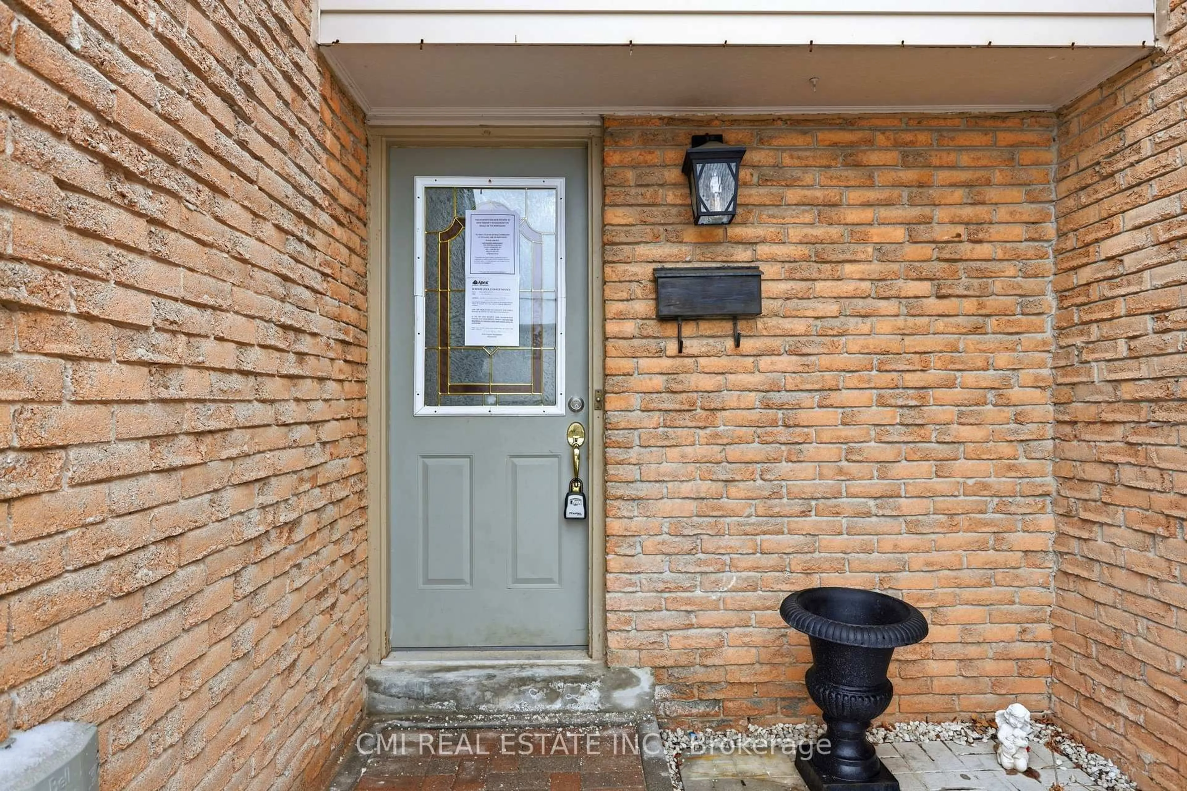 Indoor entryway for 1538 Lancaster Dr #116, Oakville Ontario L6H 2Z3
