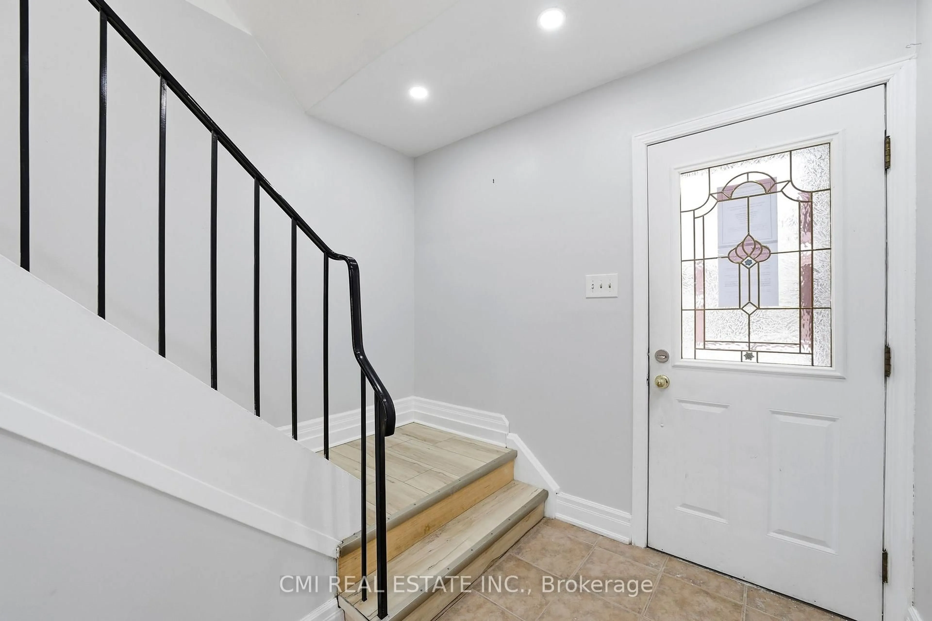 Indoor entryway for 1538 Lancaster Dr #116, Oakville Ontario L6H 2Z3