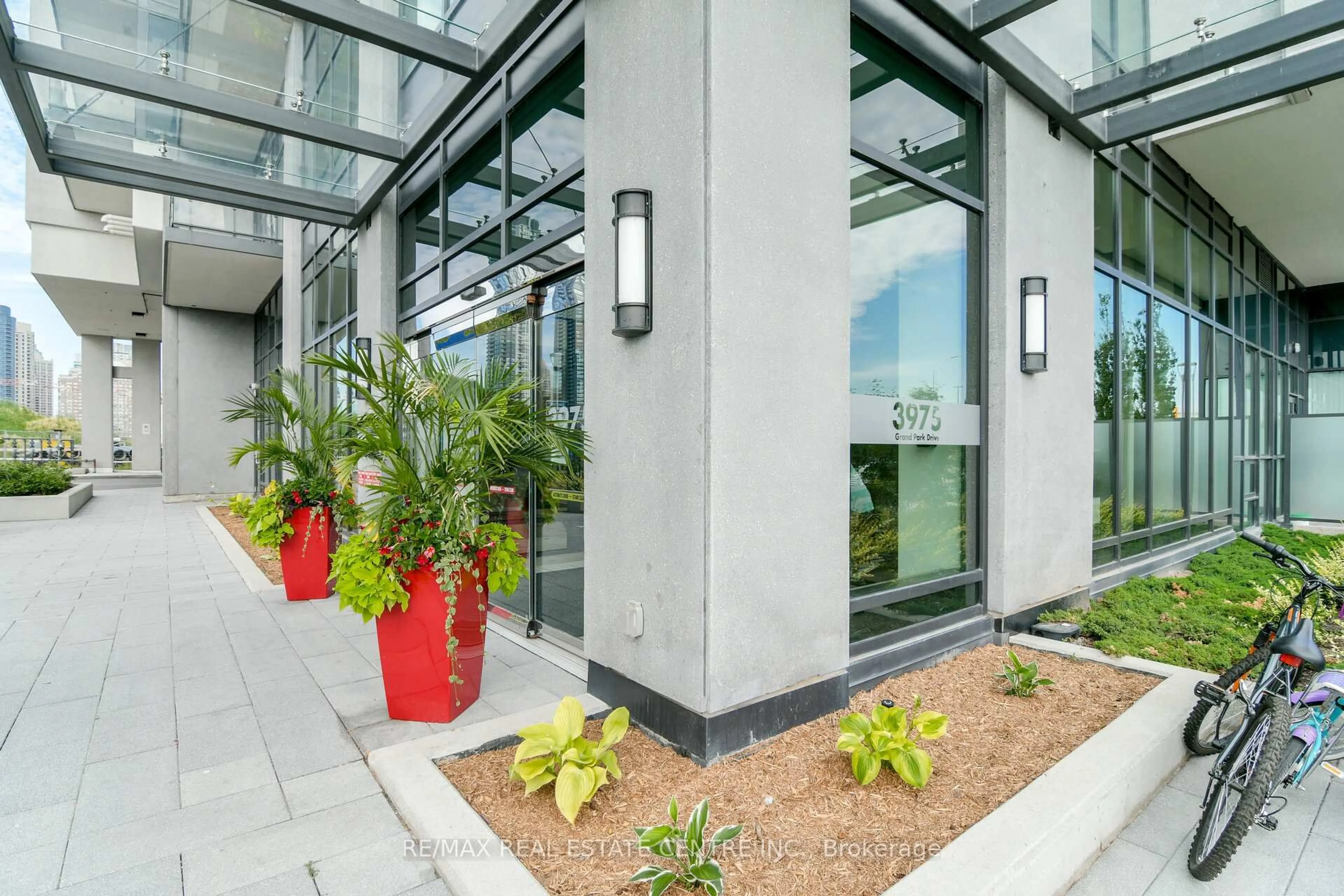 Indoor foyer for 3975 Grand Park Dr #2910, Mississauga Ontario L5B 0K4