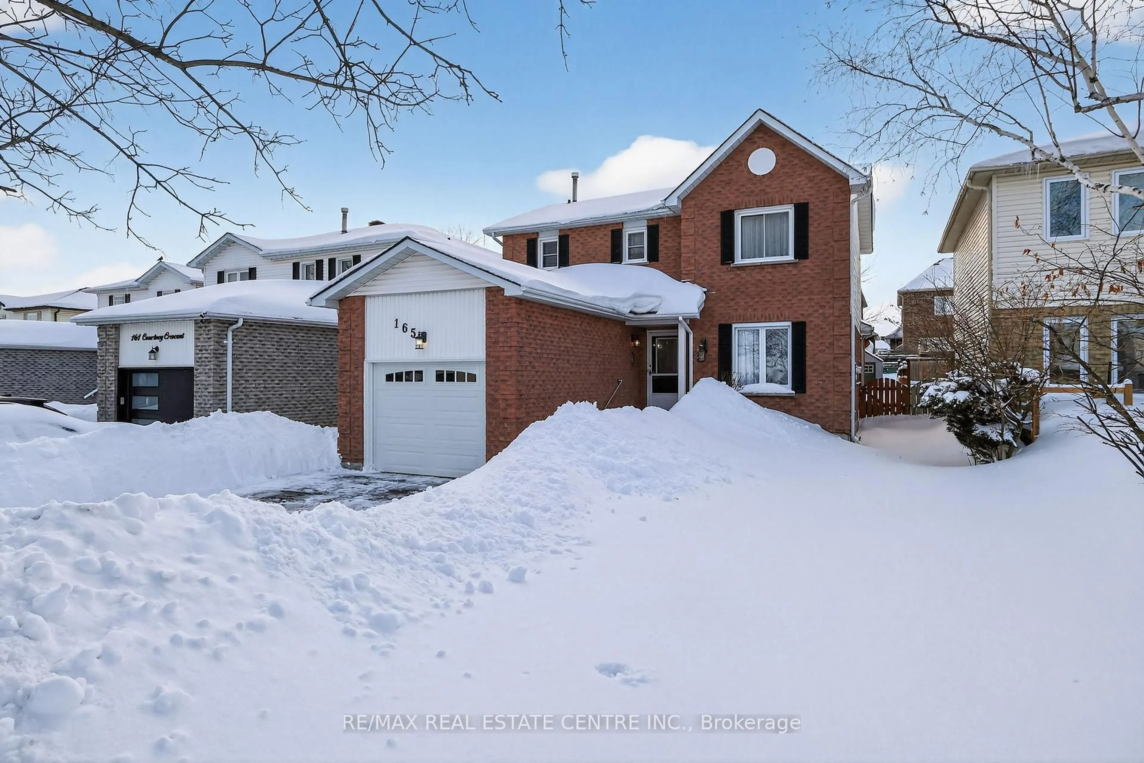 A pic from outside/outdoor area/front of a property/back of a property/a pic from drone, street for 165 Courtney Cres, Orangeville Ontario L9W 4S4