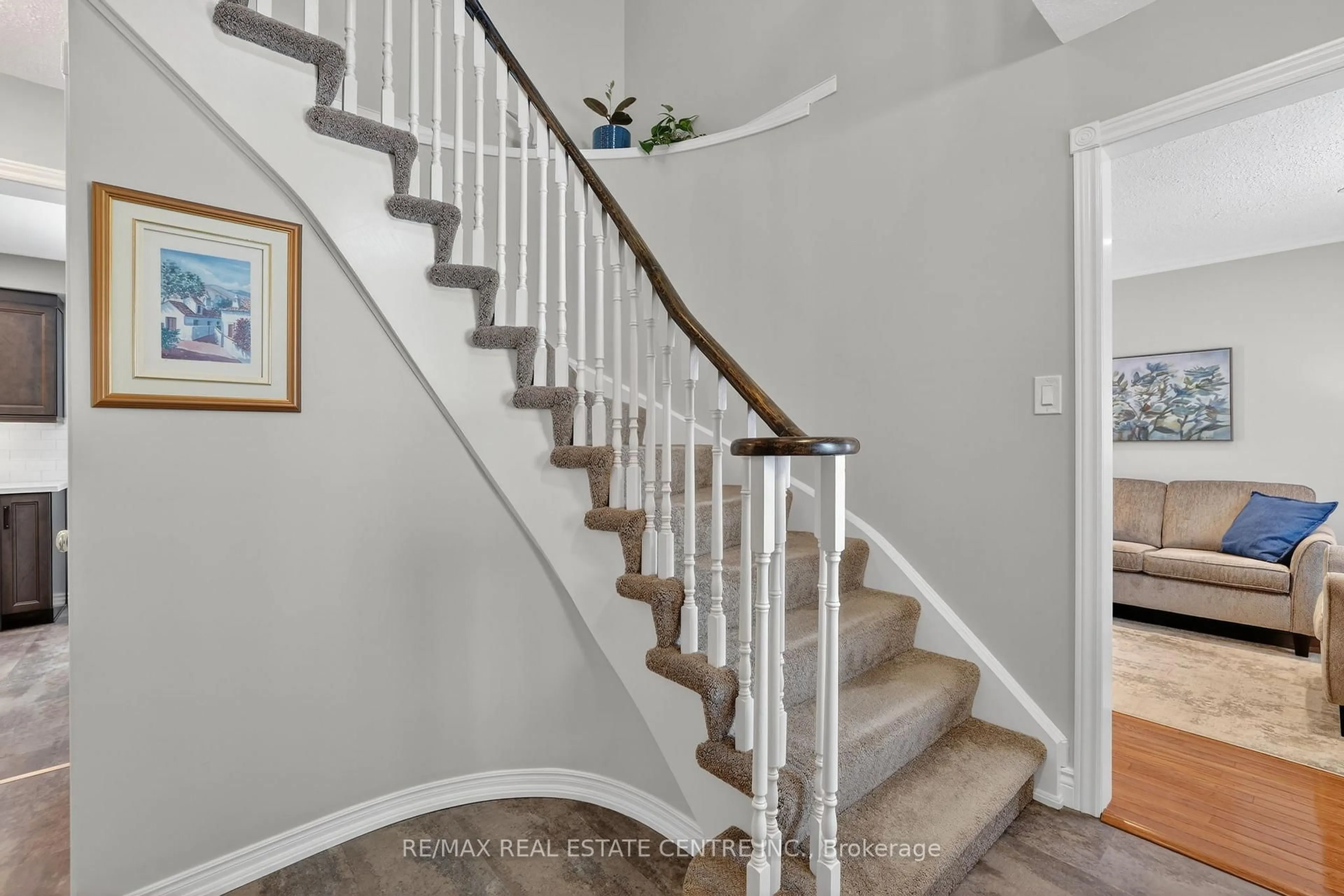 Stairs for 165 Courtney Cres, Orangeville Ontario L9W 4S4
