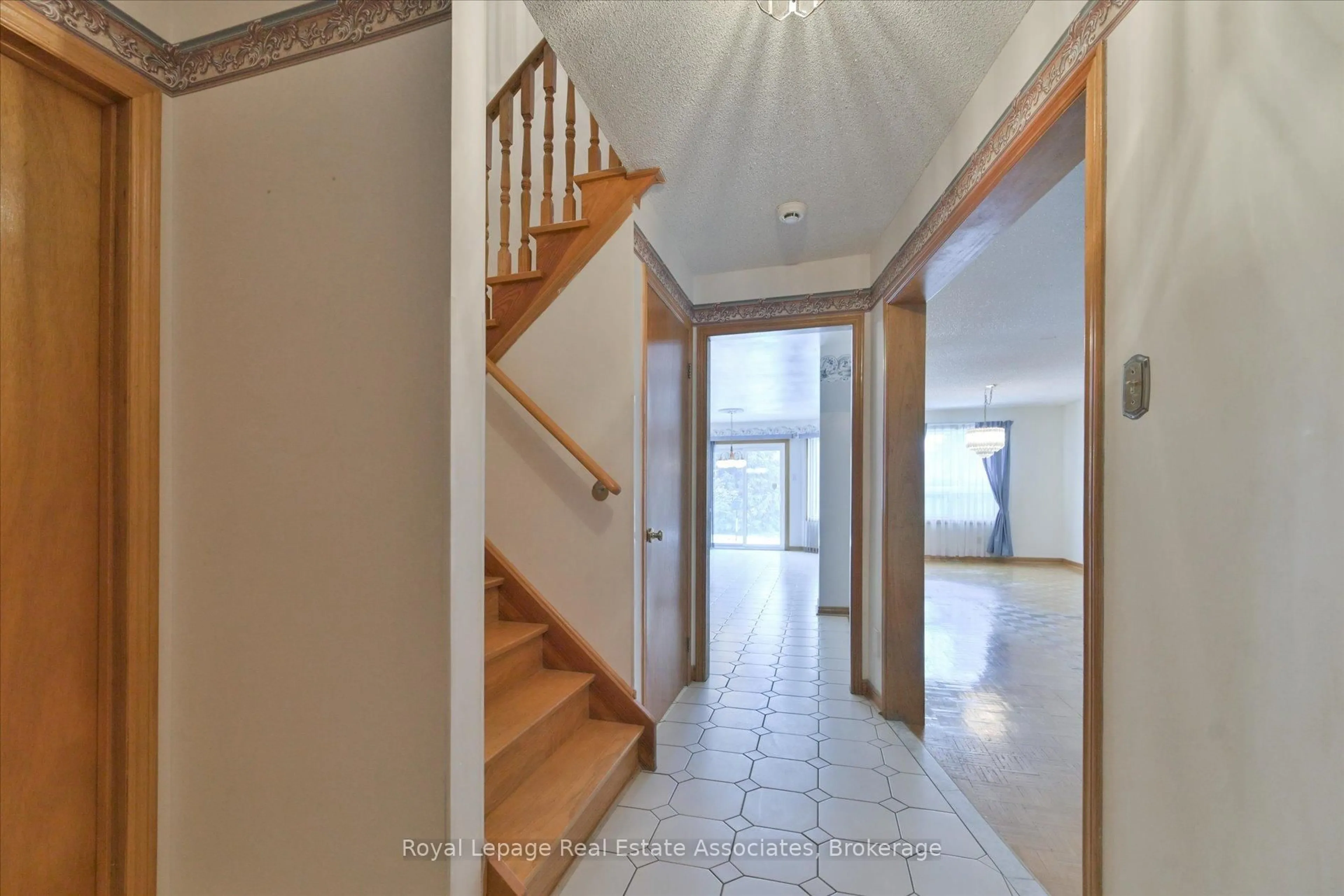 Indoor foyer for 5556 Bourget Dr, Mississauga Ontario L5R 3A3