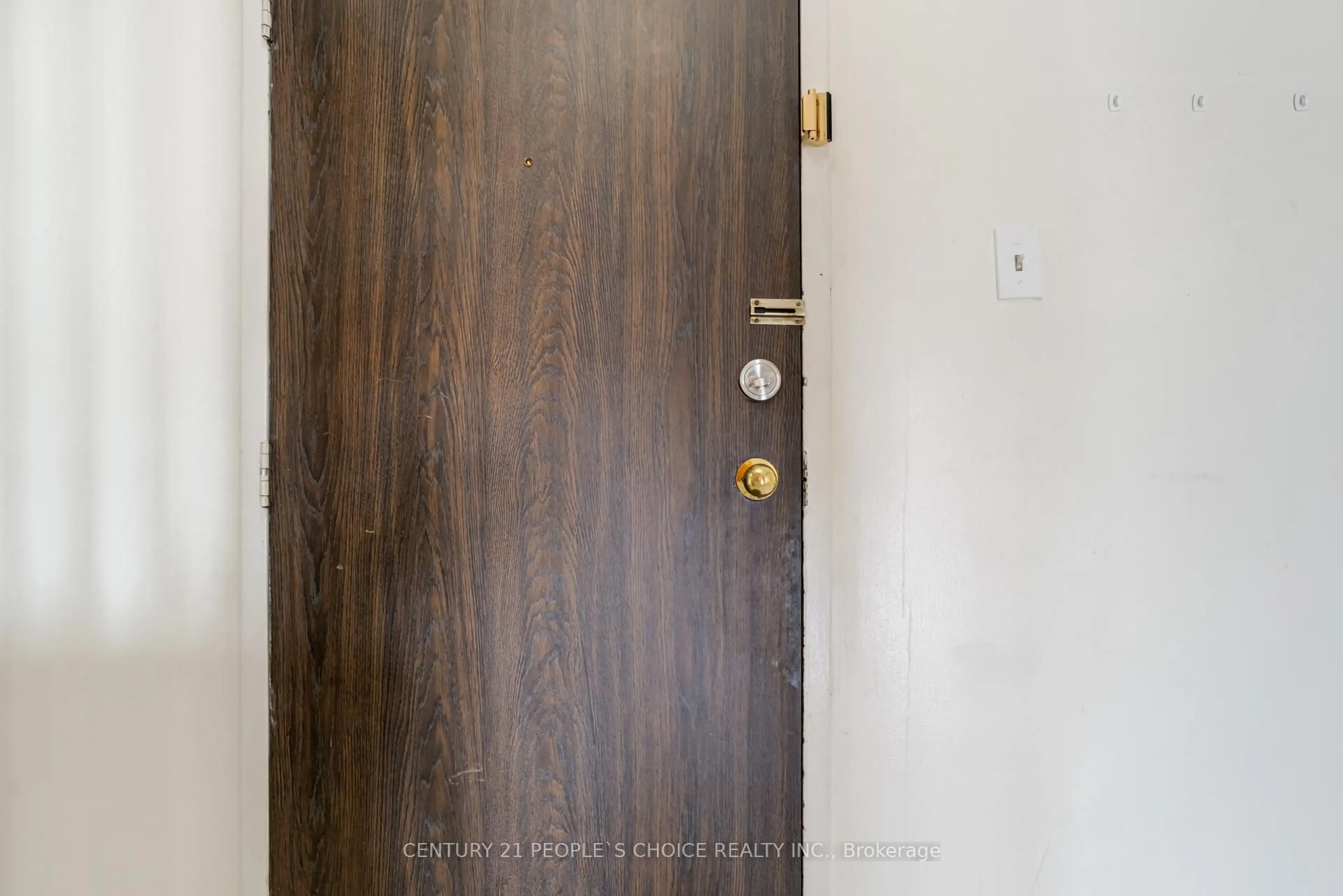 Indoor entryway for 4 Kings Cross Rd #202, Brampton Ontario L6T 3X8