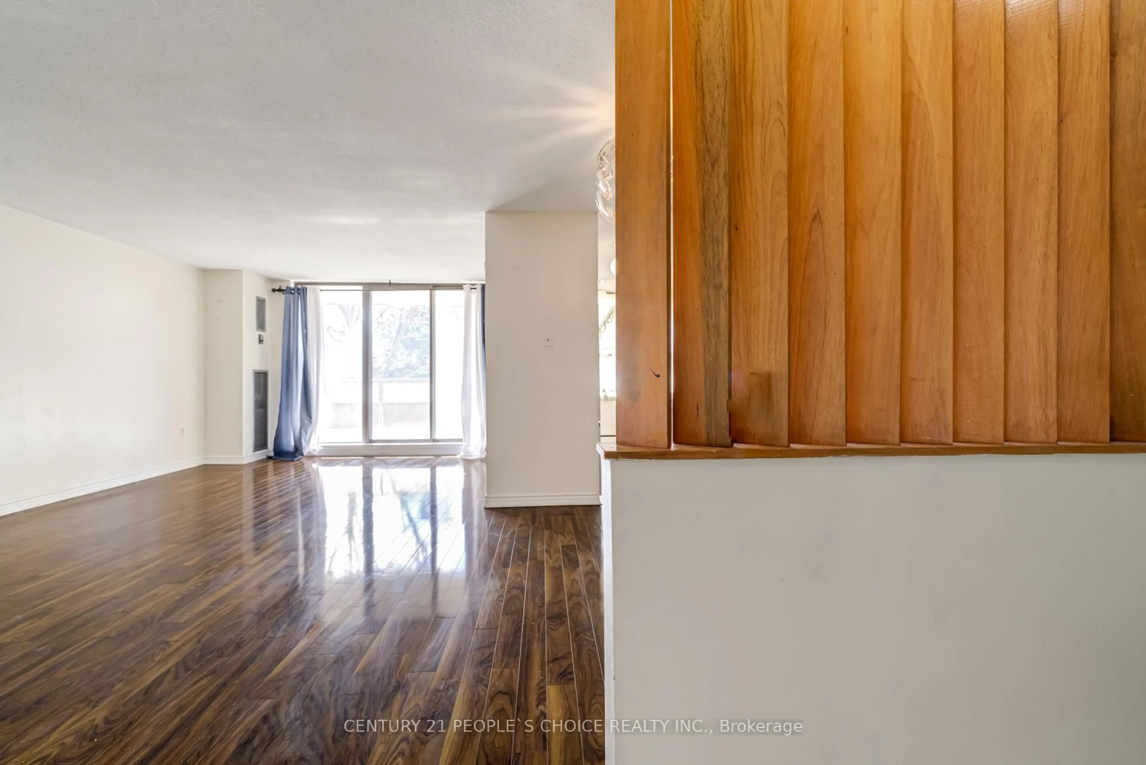 Indoor foyer for 4 Kings Cross Rd #202, Brampton Ontario L6T 3X8