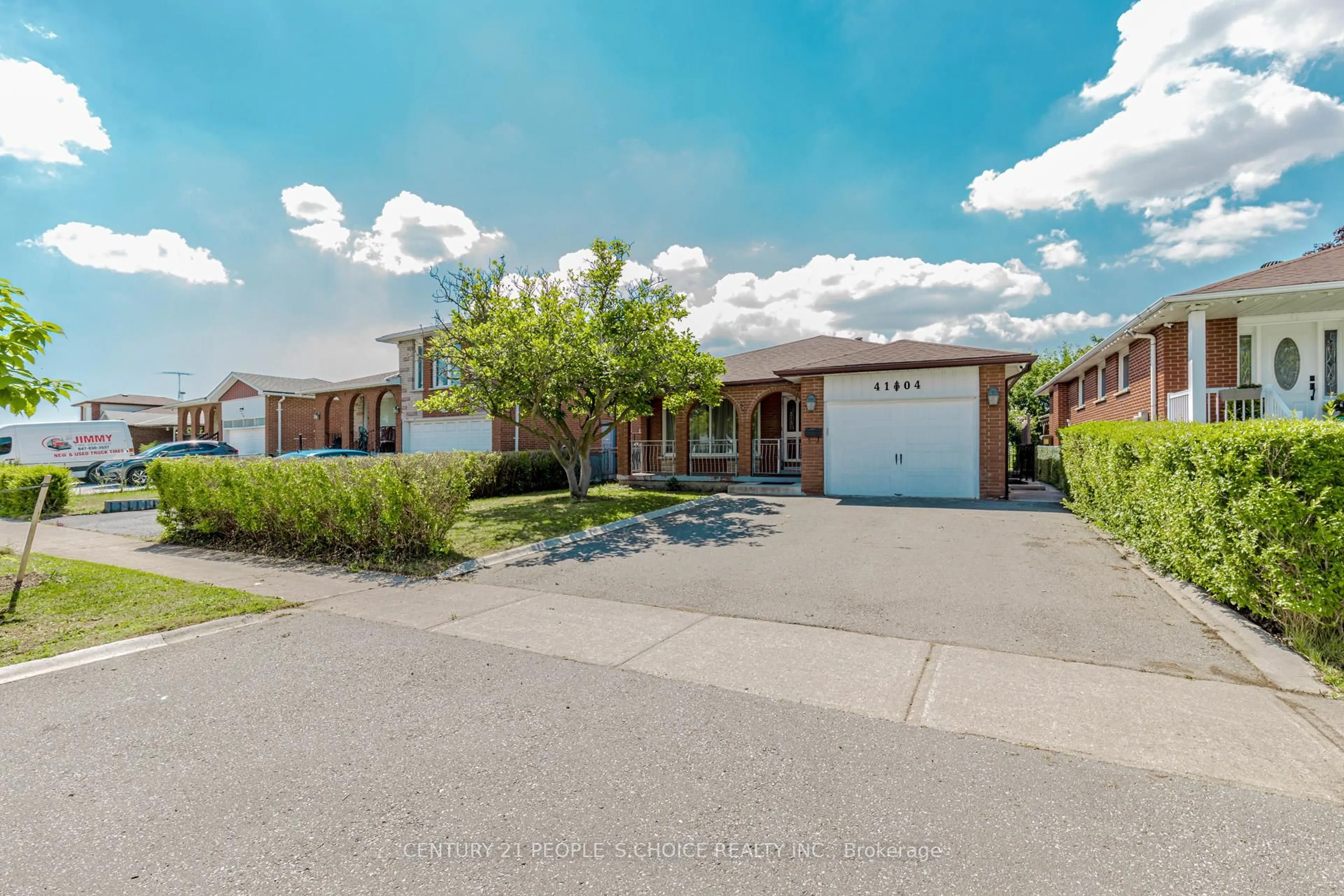 A pic from outside/outdoor area/front of a property/back of a property/a pic from drone, street for 4104 Brandon Gate, Mississauga Ontario L4T 3P2