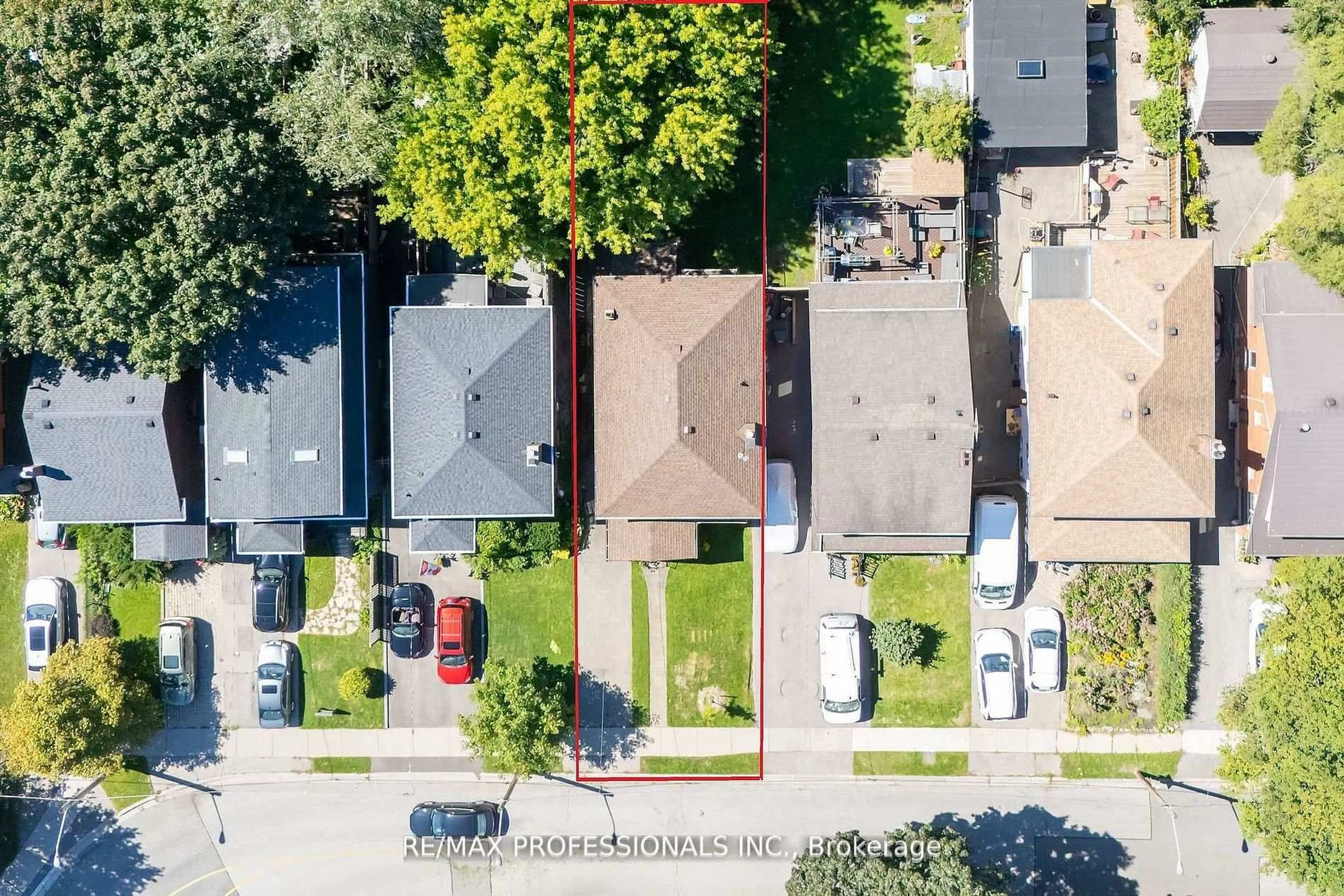 A pic from outside/outdoor area/front of a property/back of a property/a pic from drone, street for 24 Queens Ave, Toronto Ontario M8V 2N1