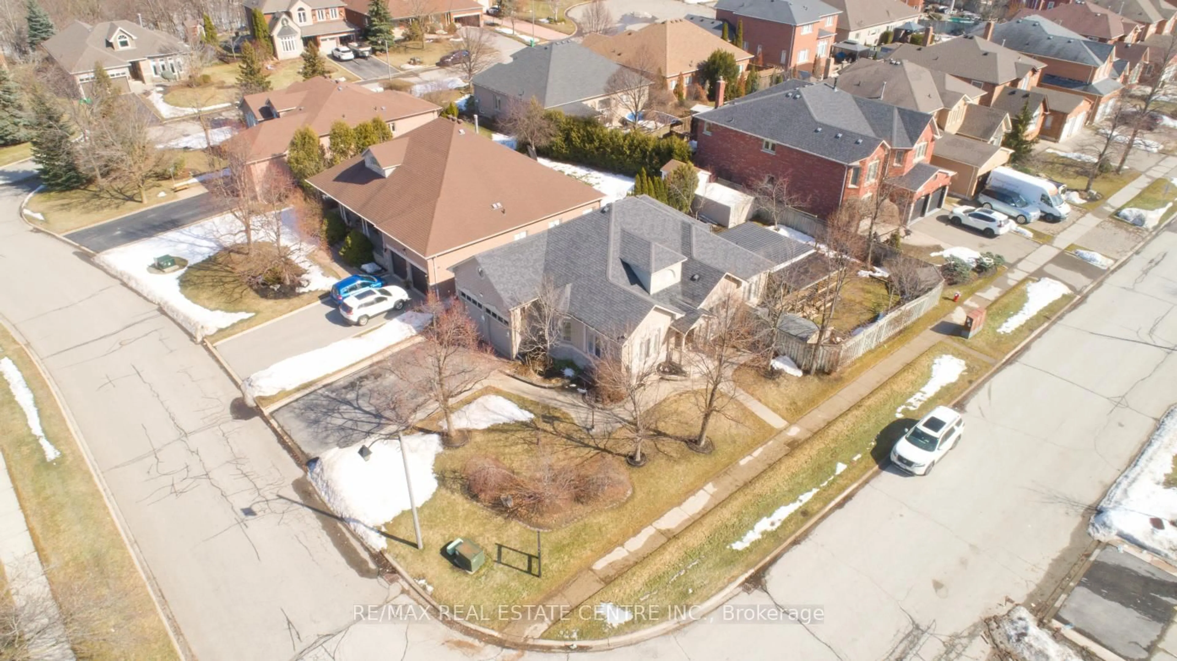 A pic from outside/outdoor area/front of a property/back of a property/a pic from drone, street for 1 Kirkwood Cres, Caledon Ontario L7C 1A5