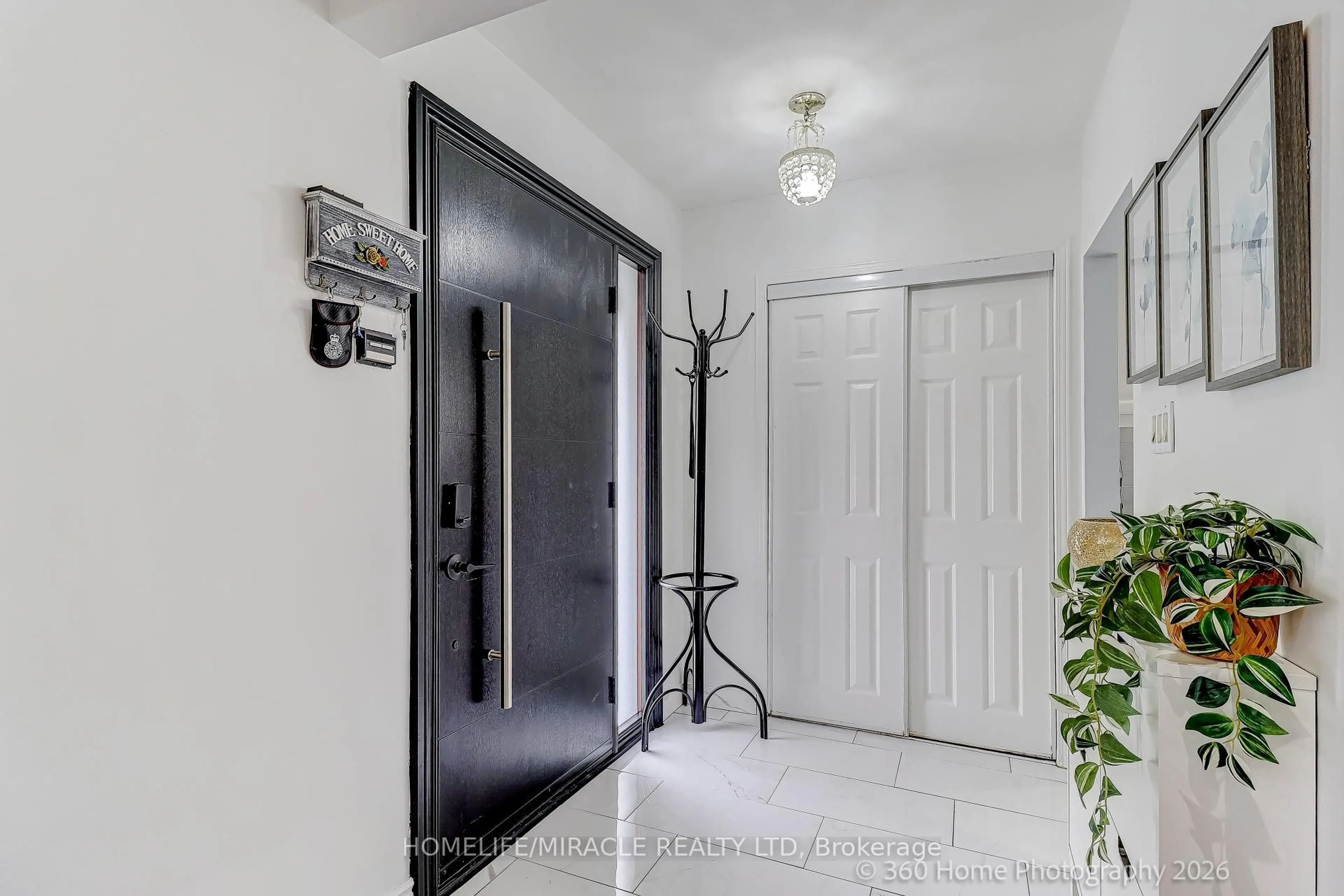 Indoor entryway for 78 Cherrylawn Ave, Toronto Ontario M9L 2B5