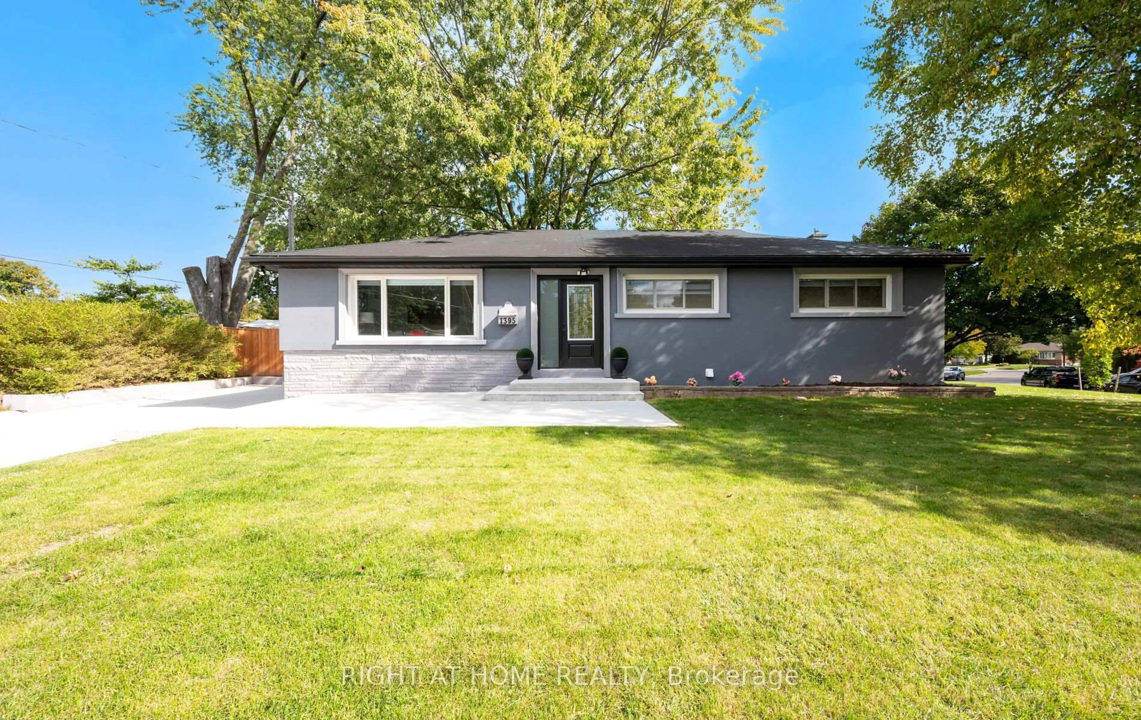 Home with vinyl exterior material, street for 1395 Niels Ave, Burlington Ontario L7P 2E6