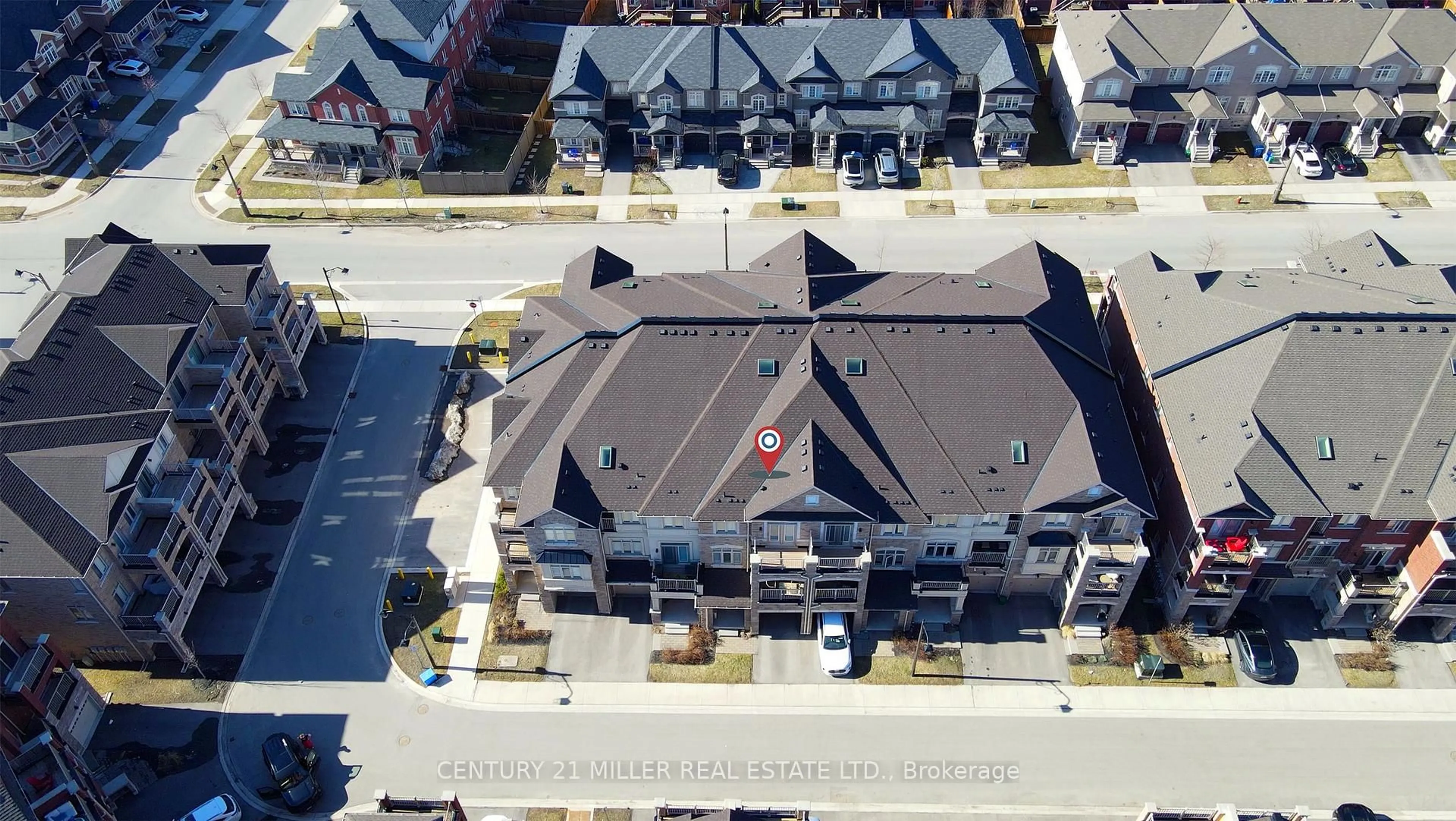 A pic from outside/outdoor area/front of a property/back of a property/a pic from drone, street for 465 Manhattan Common, Oakville Ontario L6H 3P5