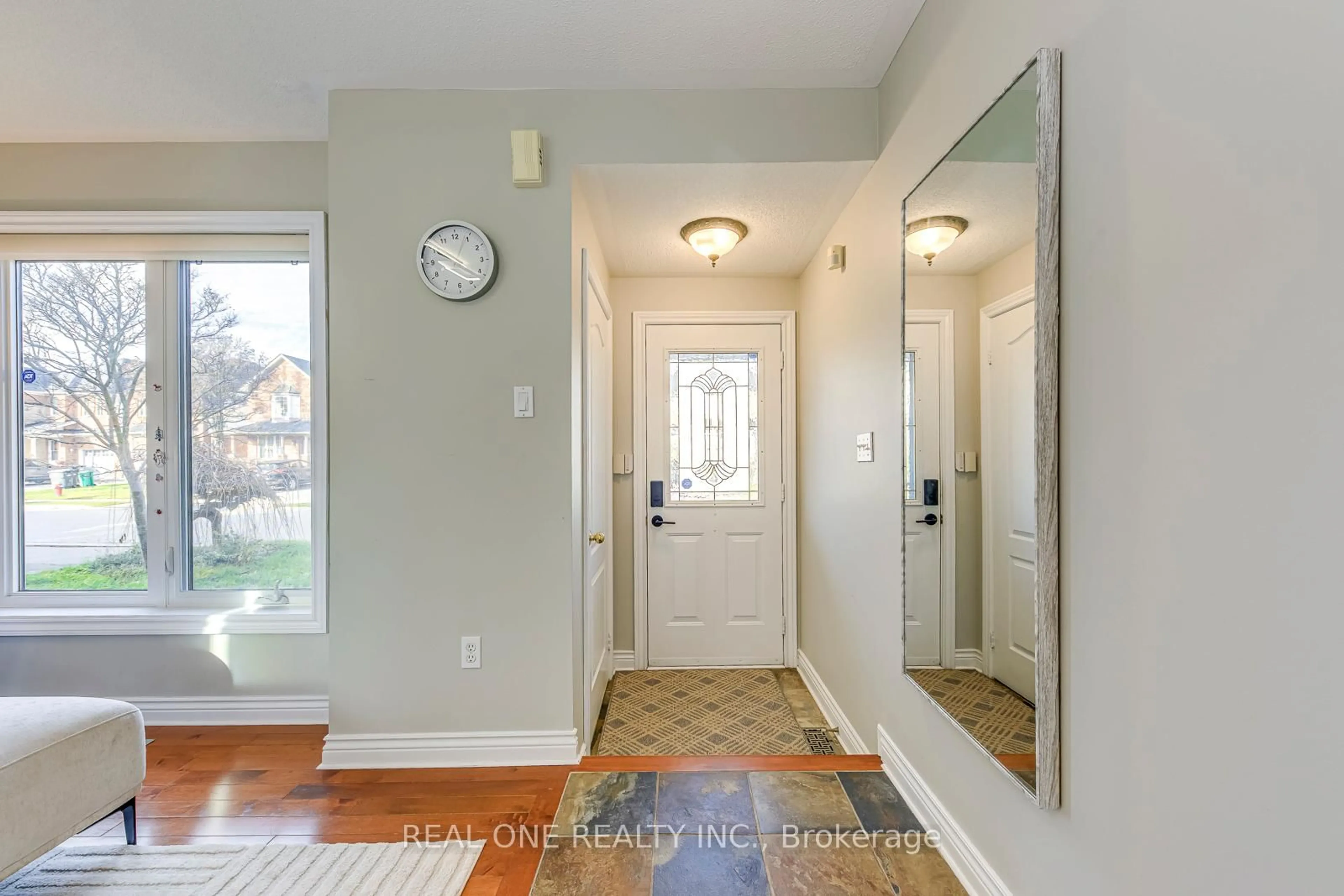 Indoor entryway for 2470 Bankside Dr, Mississauga Ontario L5M 6E6