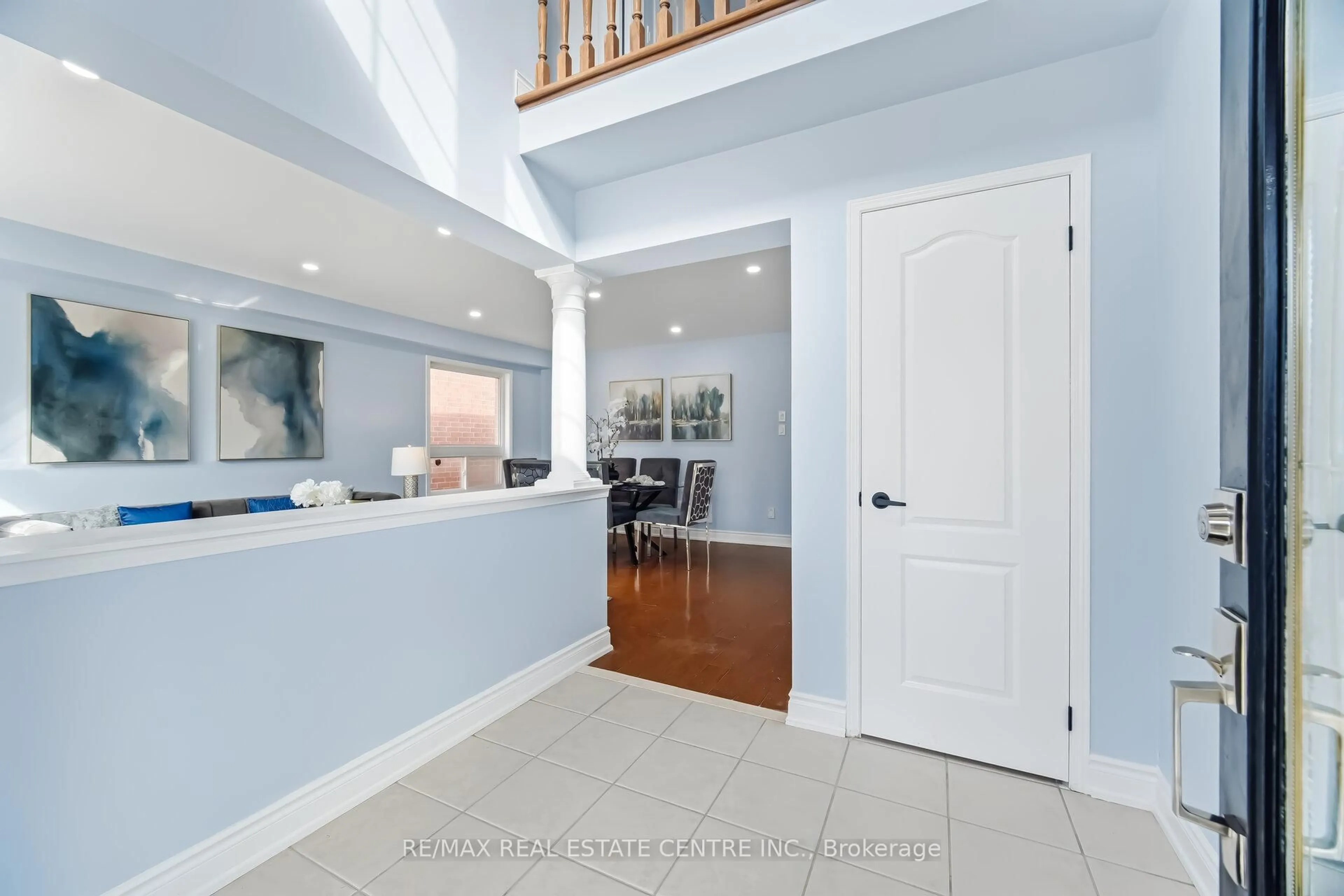 Indoor entryway for 15 Heatherdale Dr, Brampton Ontario L7A 2H6