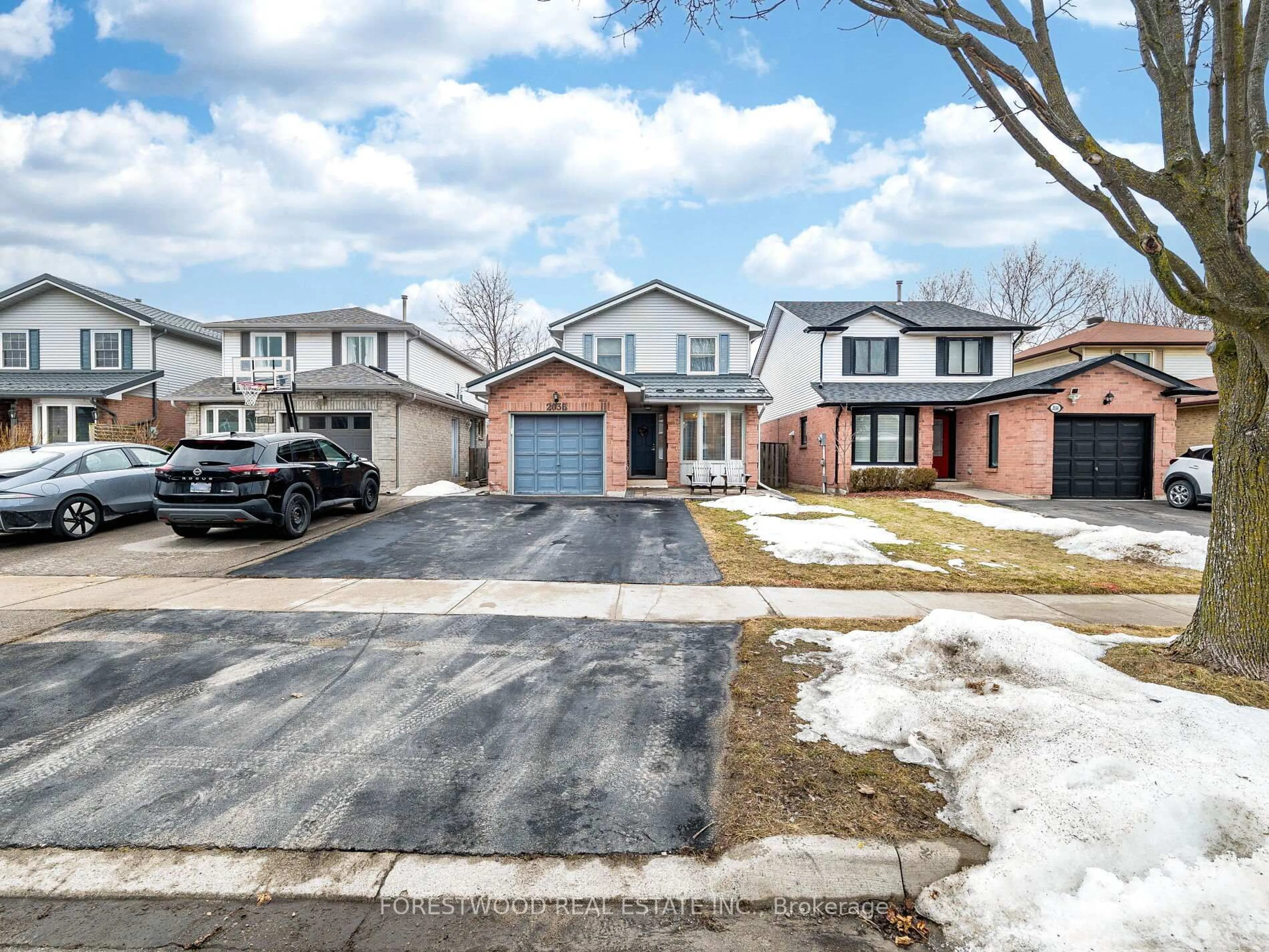 A pic from outside/outdoor area/front of a property/back of a property/a pic from drone, street for 2036 Chrisdon Rd, Burlington Ontario L7M 3W8