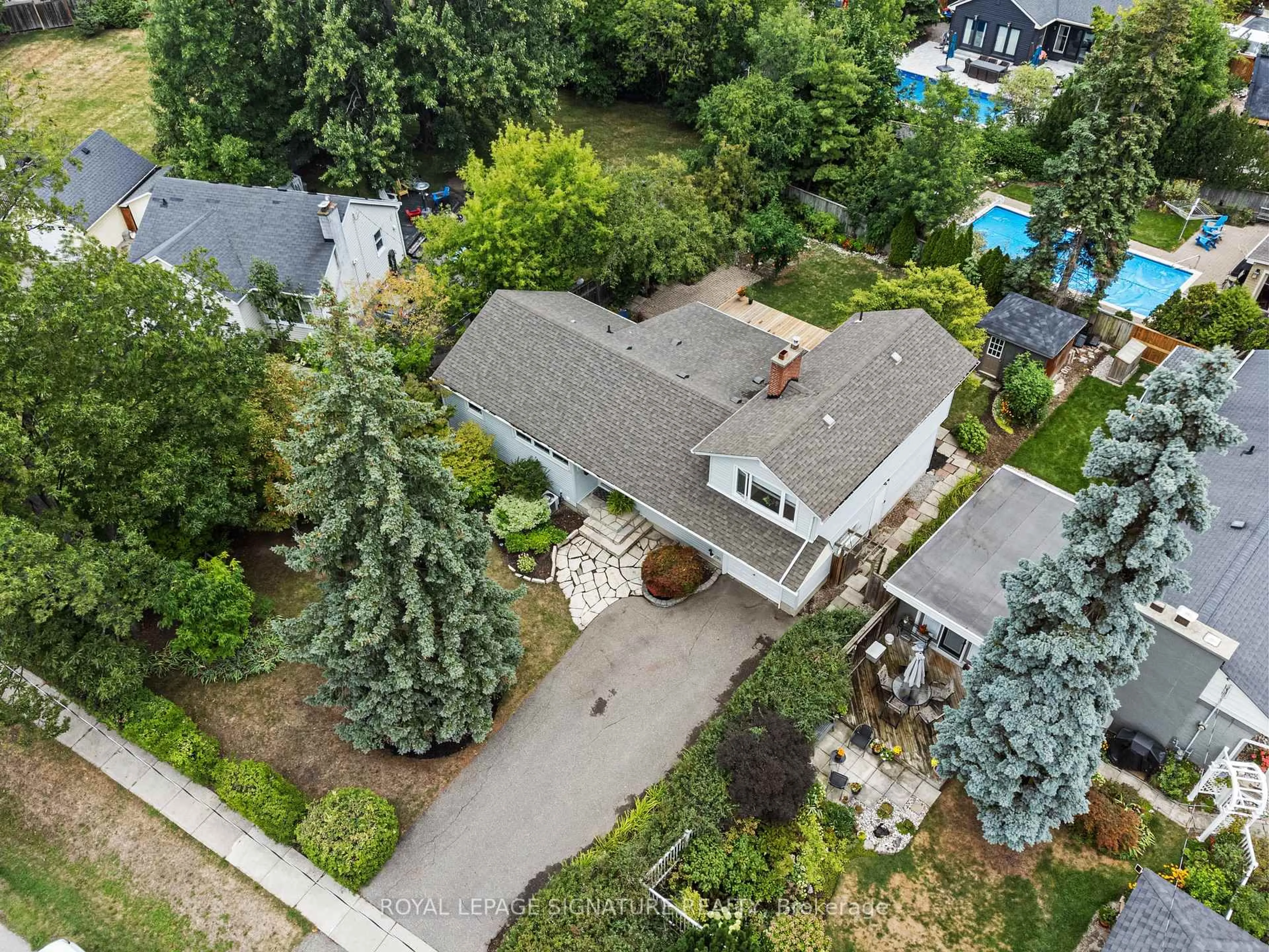 A pic from outside/outdoor area/front of a property/back of a property/a pic from drone, street for 45 Crescent Rd, Oakville Ontario L6K 1W3