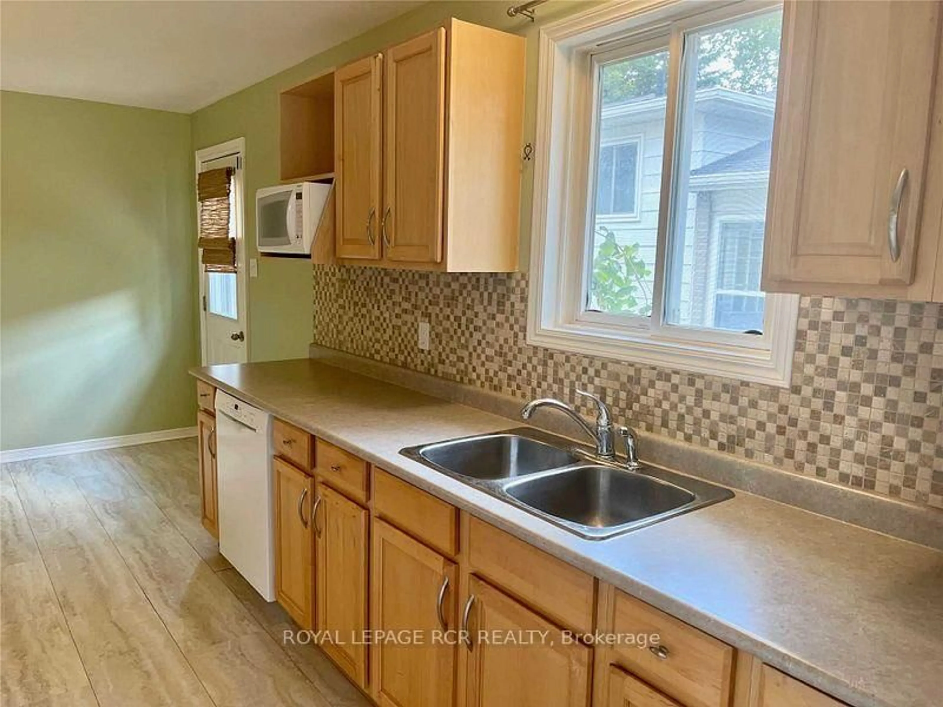 Standard kitchen, unknown for 17 Edelwild Dr, Orangeville Ontario L9W 2Y4