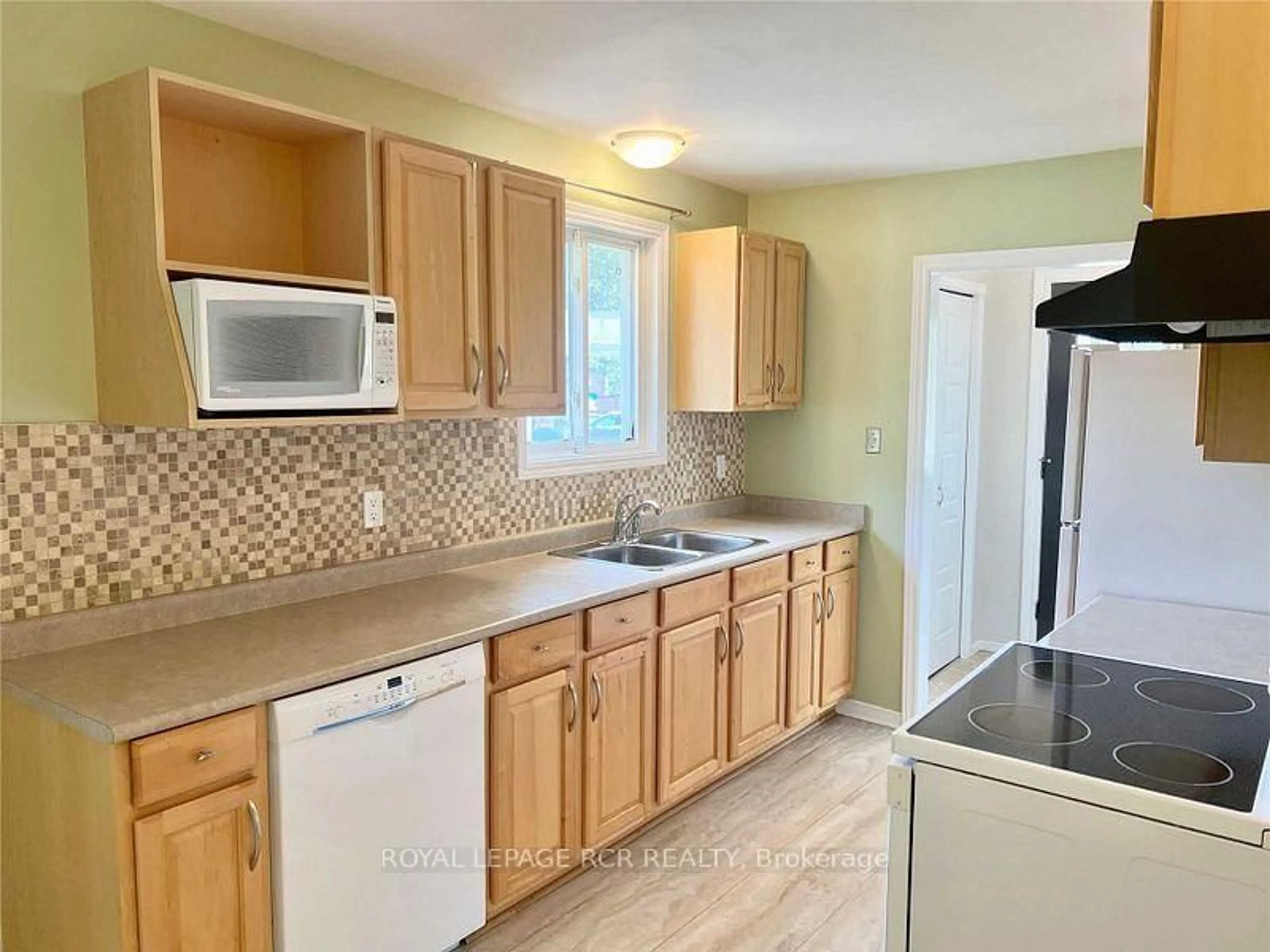 Standard kitchen, ceramic/tile floor for 17 Edelwild Dr, Orangeville Ontario L9W 2Y4