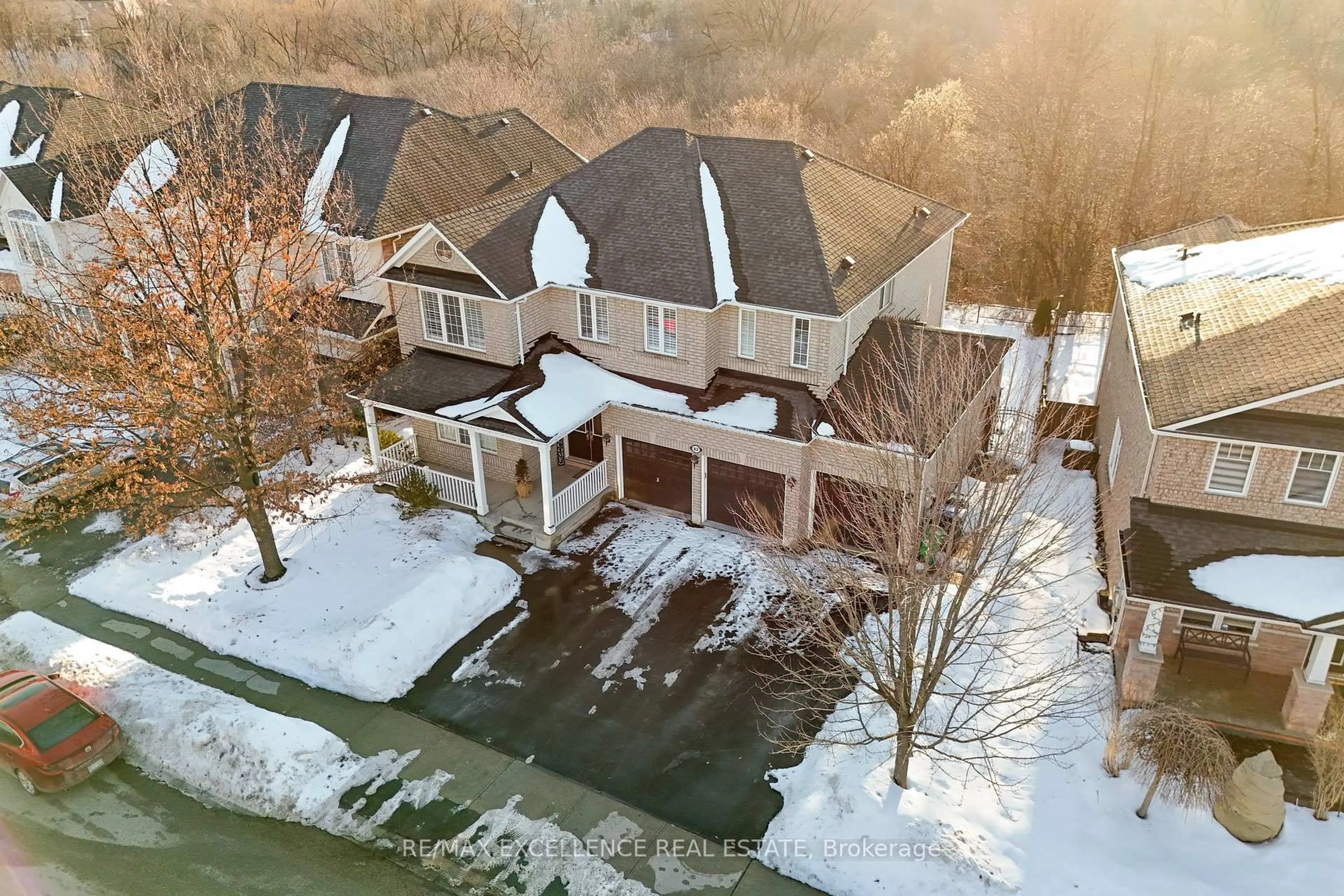 A pic from outside/outdoor area/front of a property/back of a property/a pic from drone, unknown for 82 Bloomsbury Ave, Brampton Ontario L6P 1S6