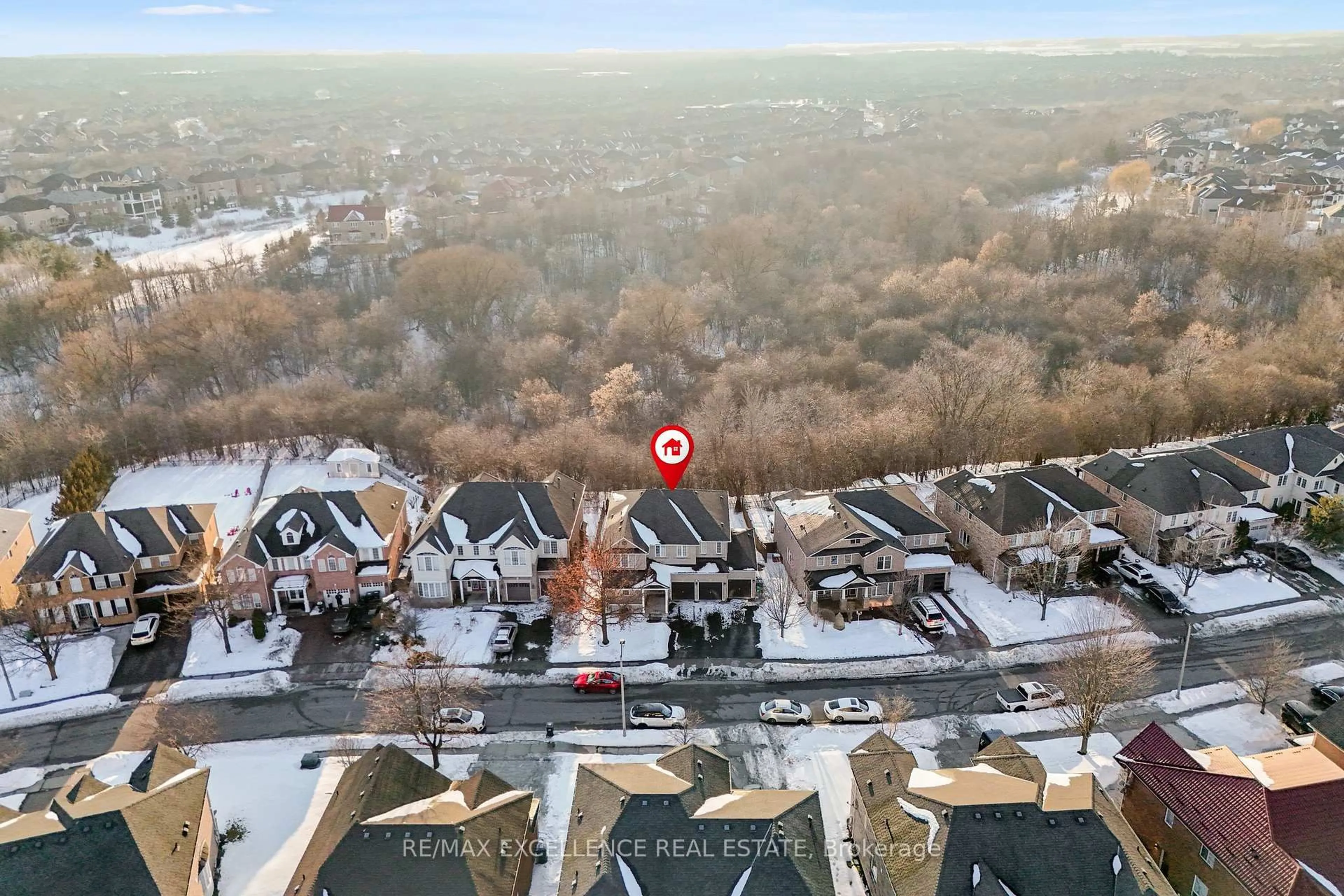 A pic from outside/outdoor area/front of a property/back of a property/a pic from drone, unknown for 82 Bloomsbury Ave, Brampton Ontario L6P 1S6