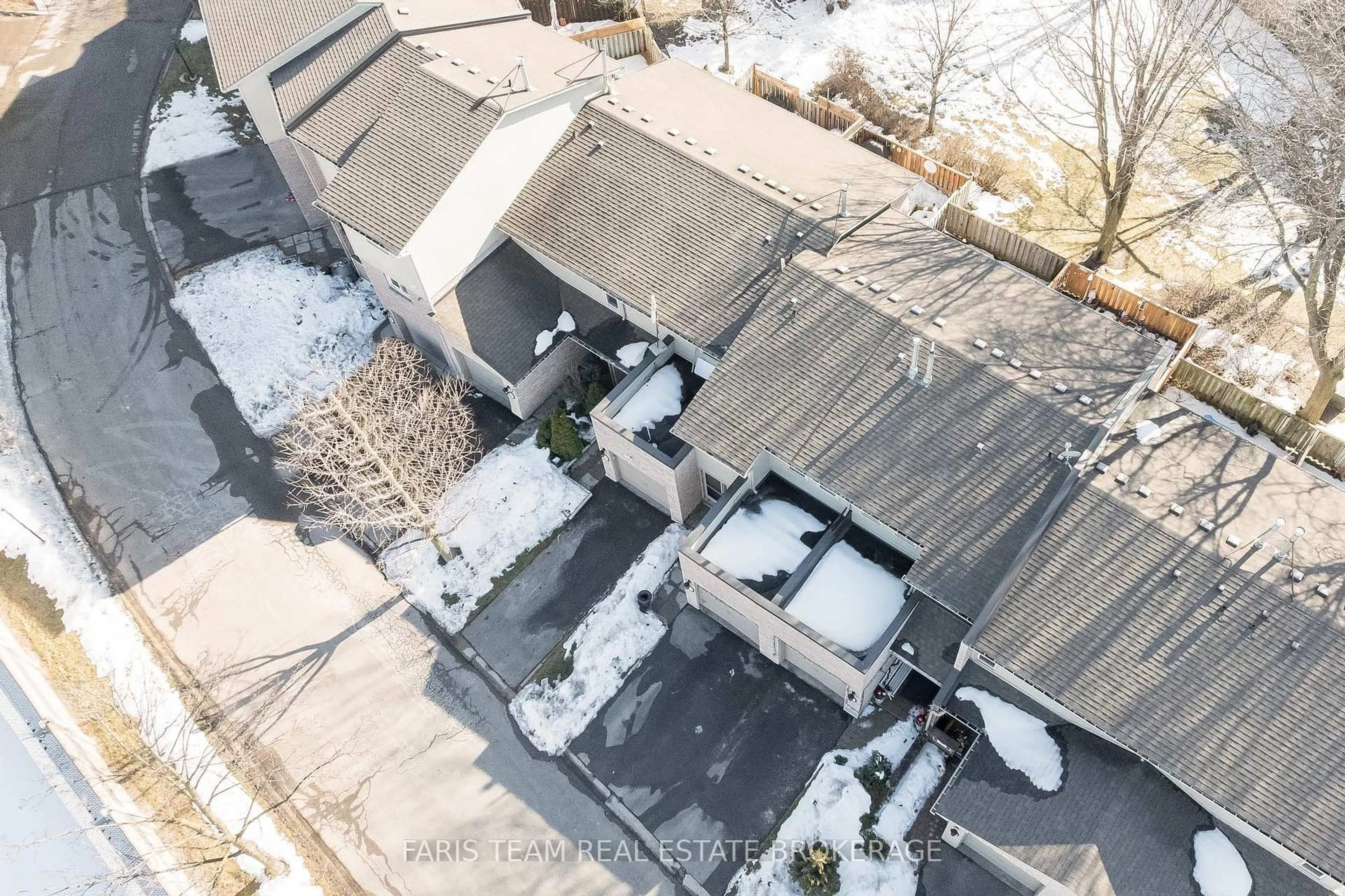 A pic from outside/outdoor area/front of a property/back of a property/a pic from drone, unknown for 2075 Asta Dr #18, Mississauga Ontario L5A 2T5