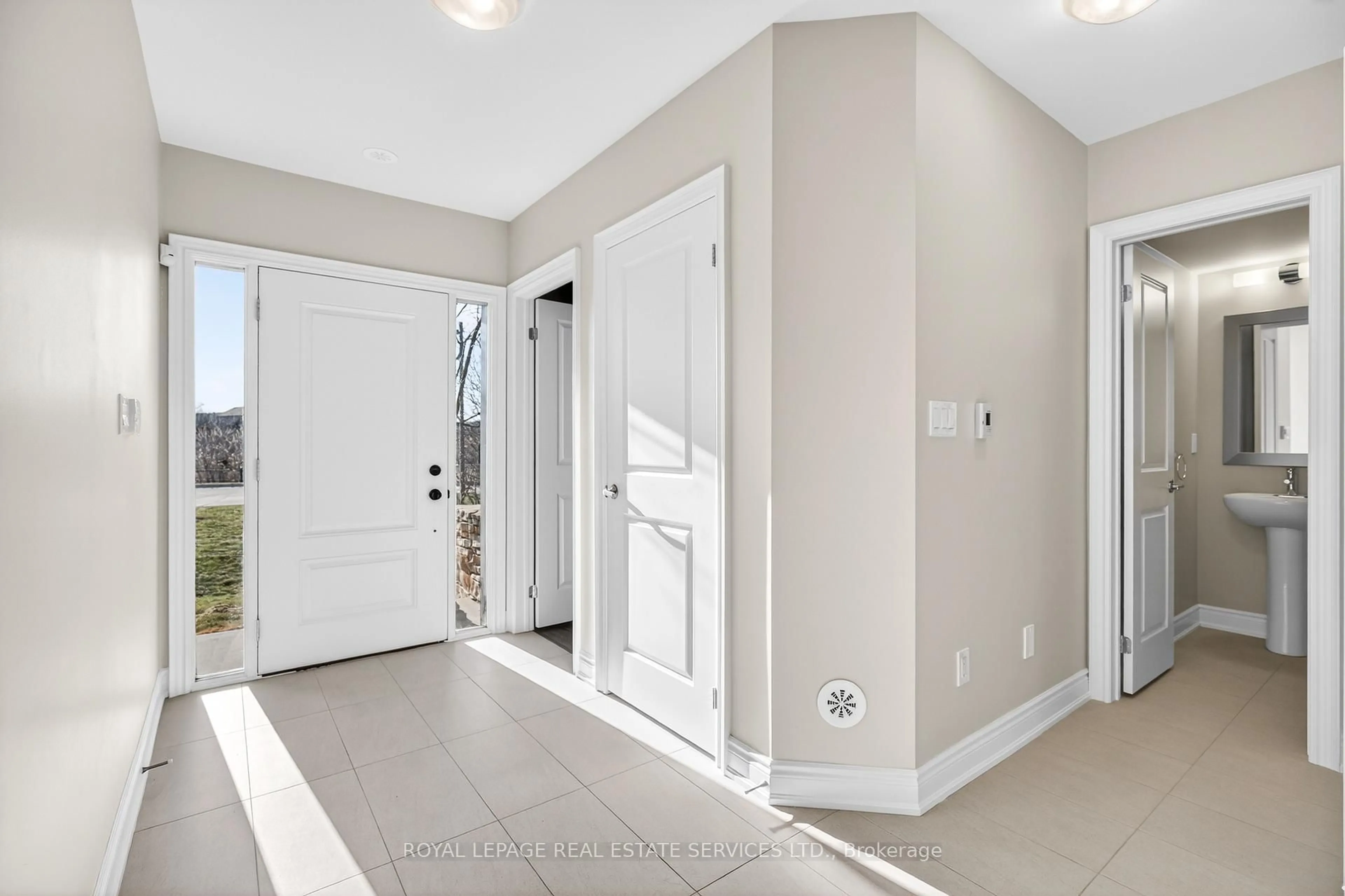 Indoor entryway for 2193 Lillykin St, Oakville Ontario L6H 7H2