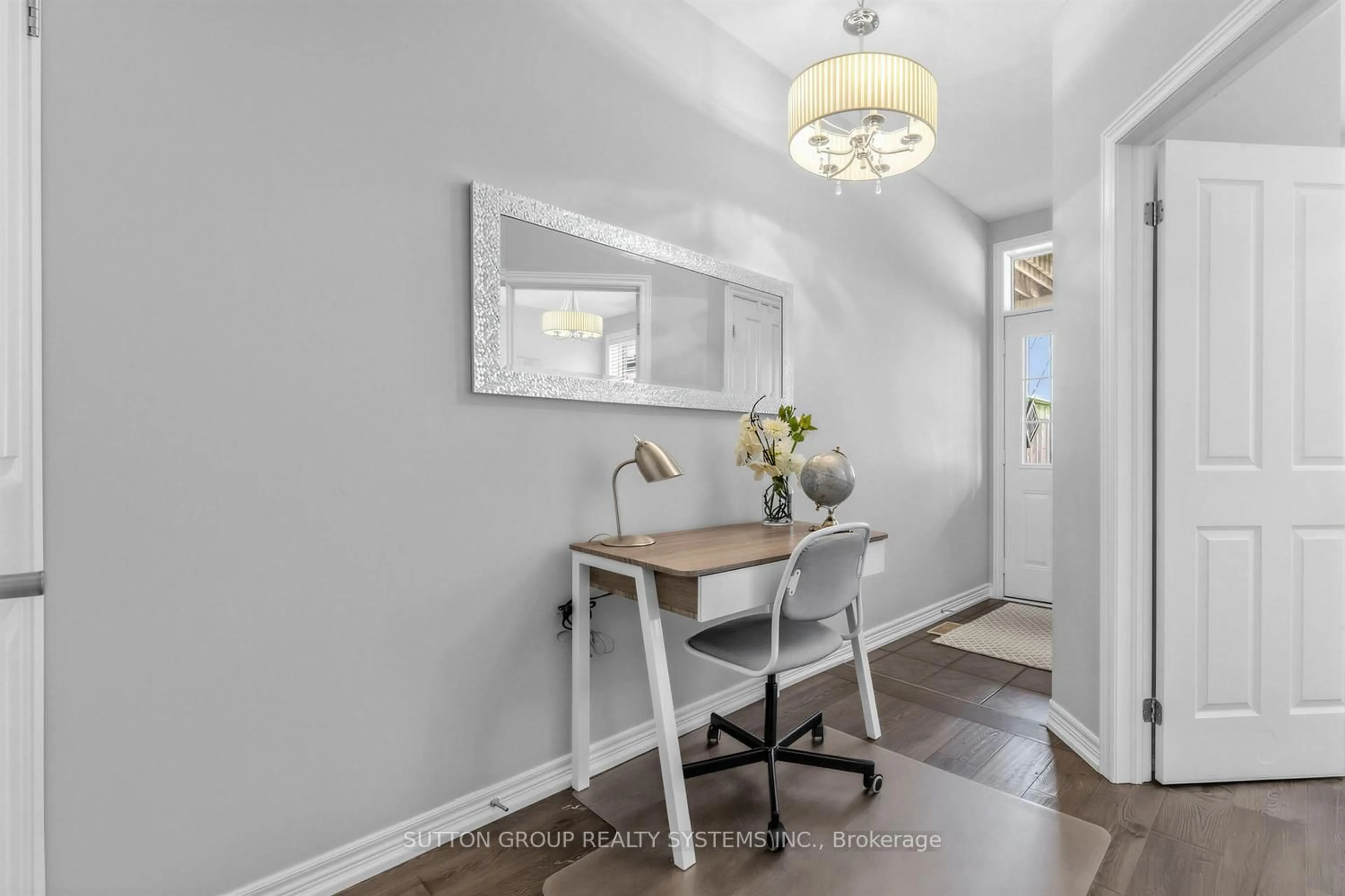 Indoor entryway for 4165 Upper Middle Rd #17, Burlington Ontario L7M 0V4